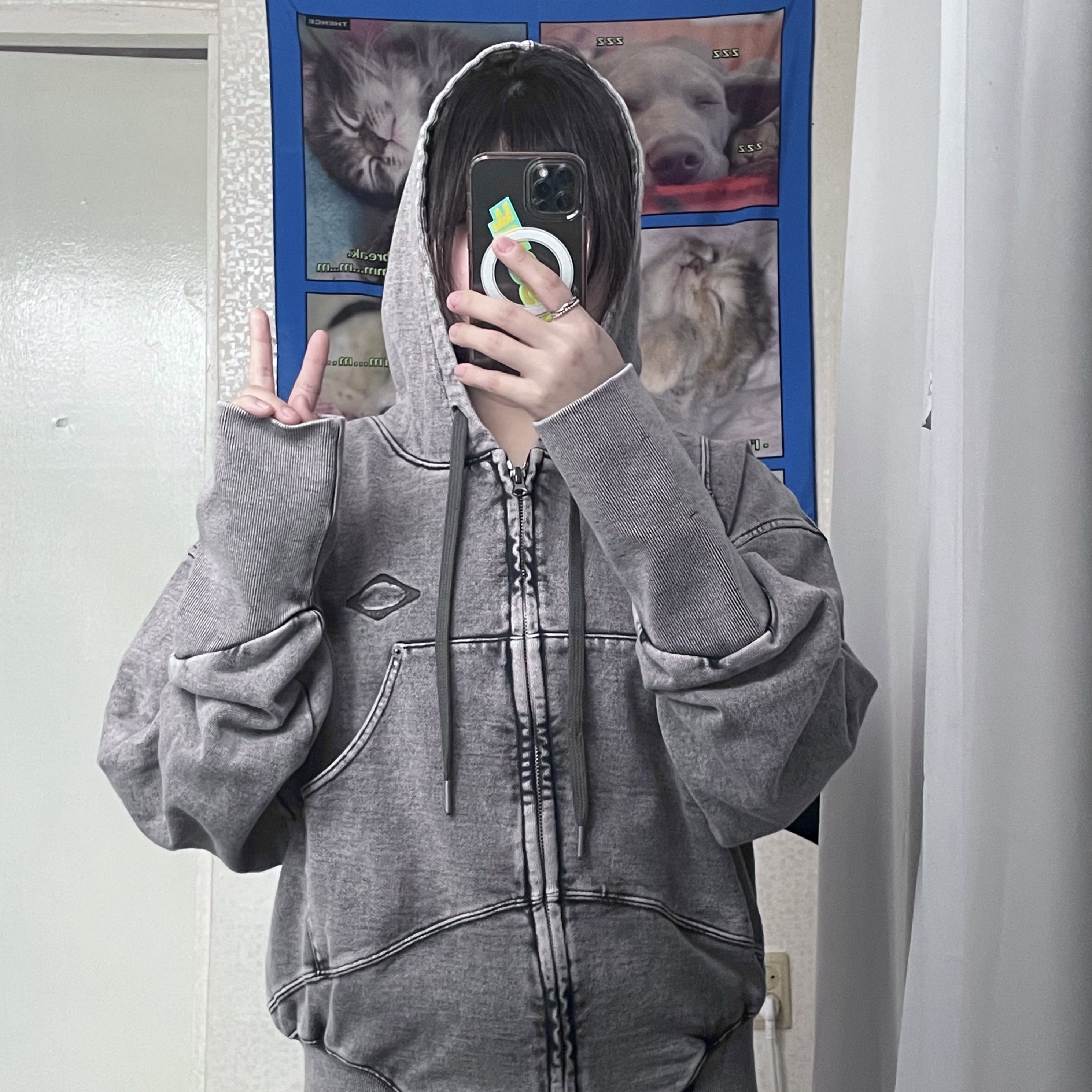 (W) Mischief Balloon Hoodie Washed Charcoal 착용 스타일