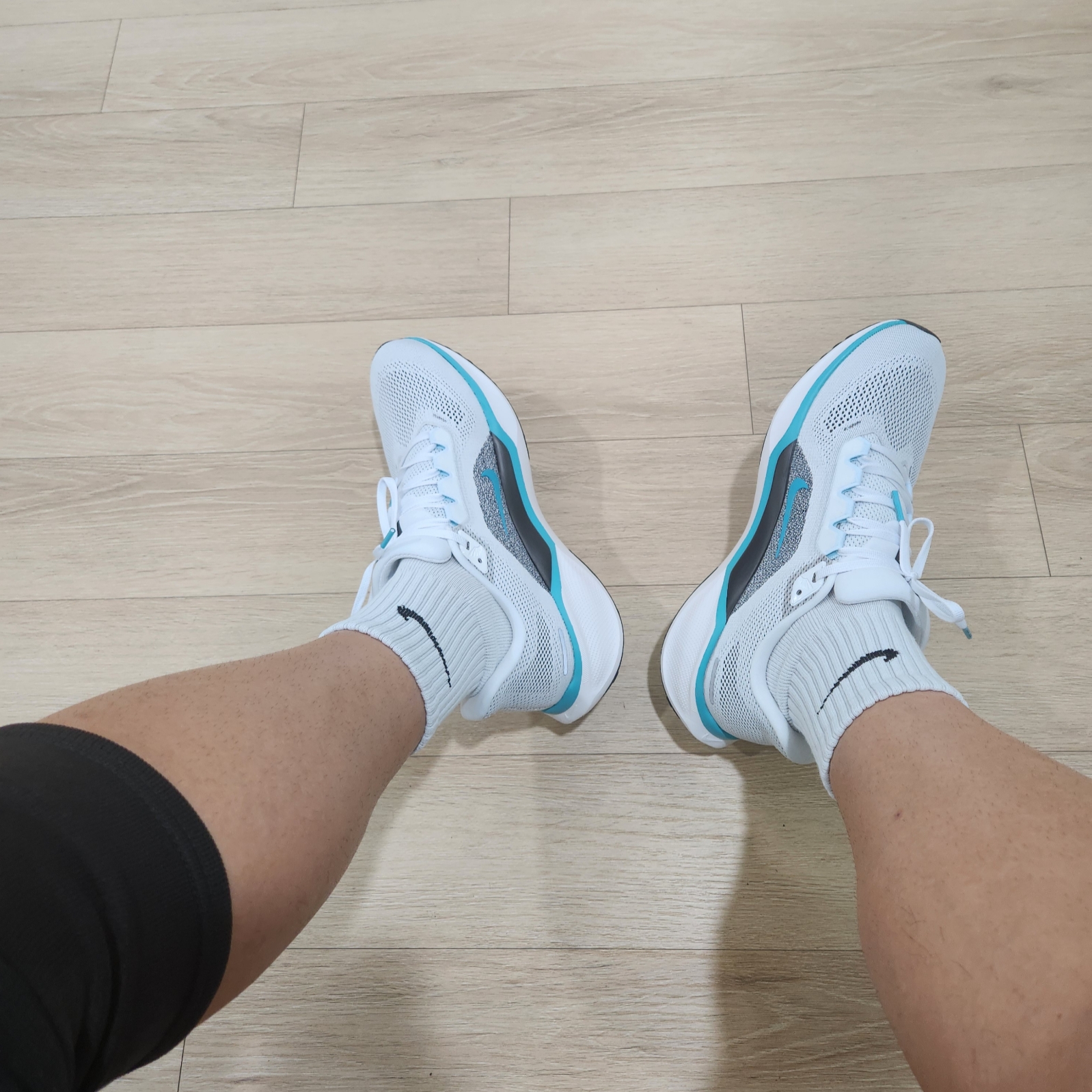 Nike Air Zoom Pegasus 41 White Dusty Cactus 착용 스타일