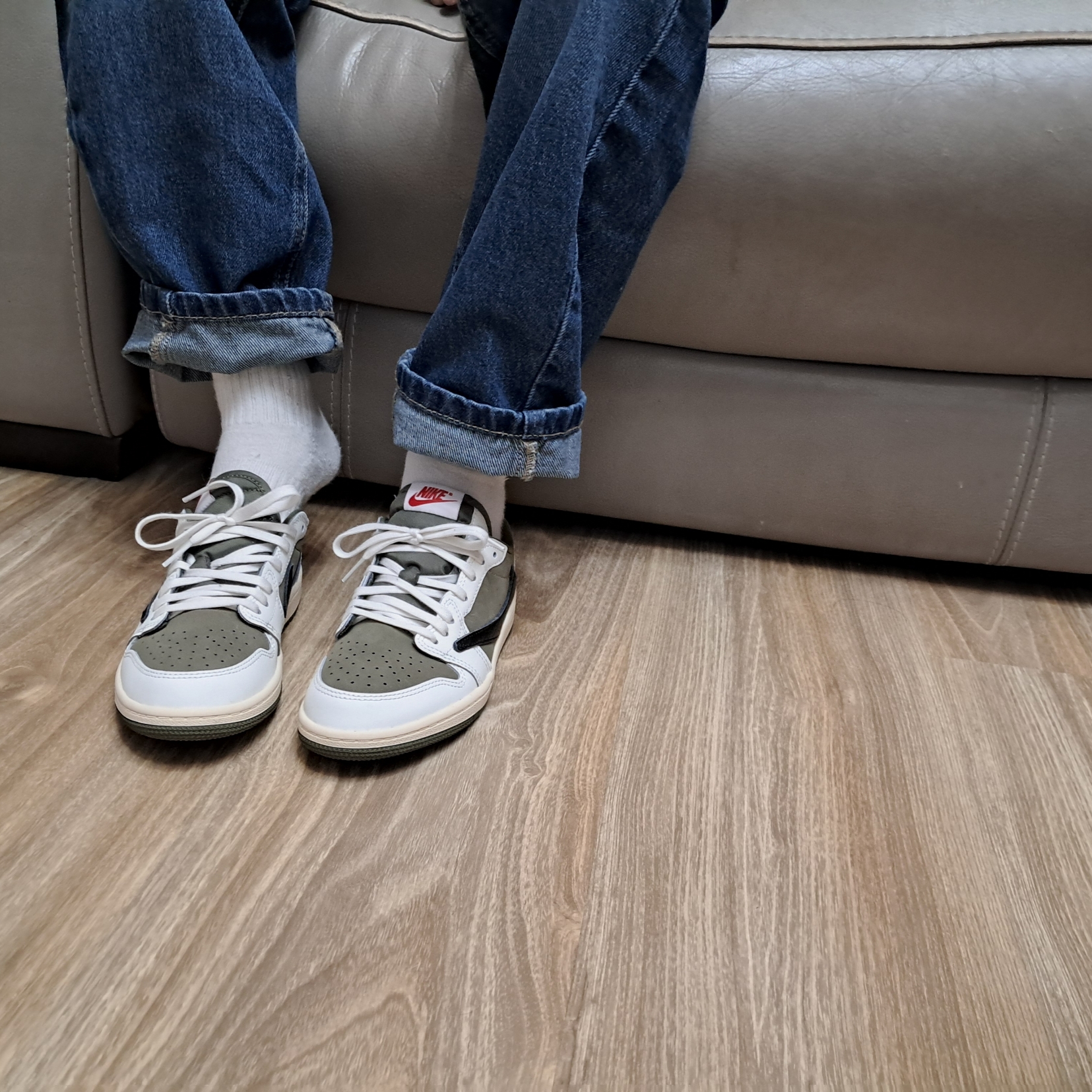 (PS) Jordan 1 x Travis Scott Retro Low OG SP Reverse Olive 착용 스타일 - 2