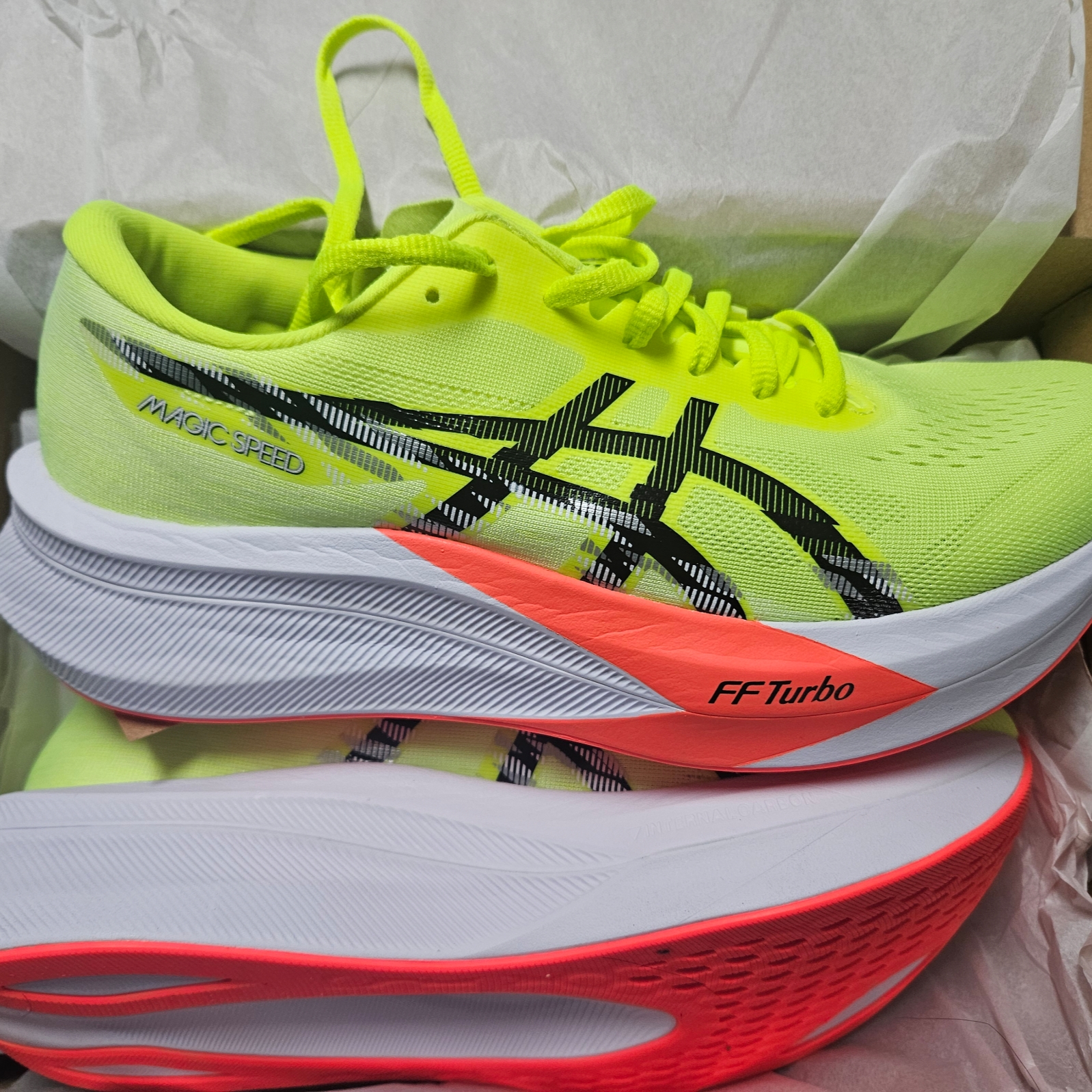 Asics Magic Speed 4 Safety Yellow Black - 2E Wide 착용 스타일 - 3