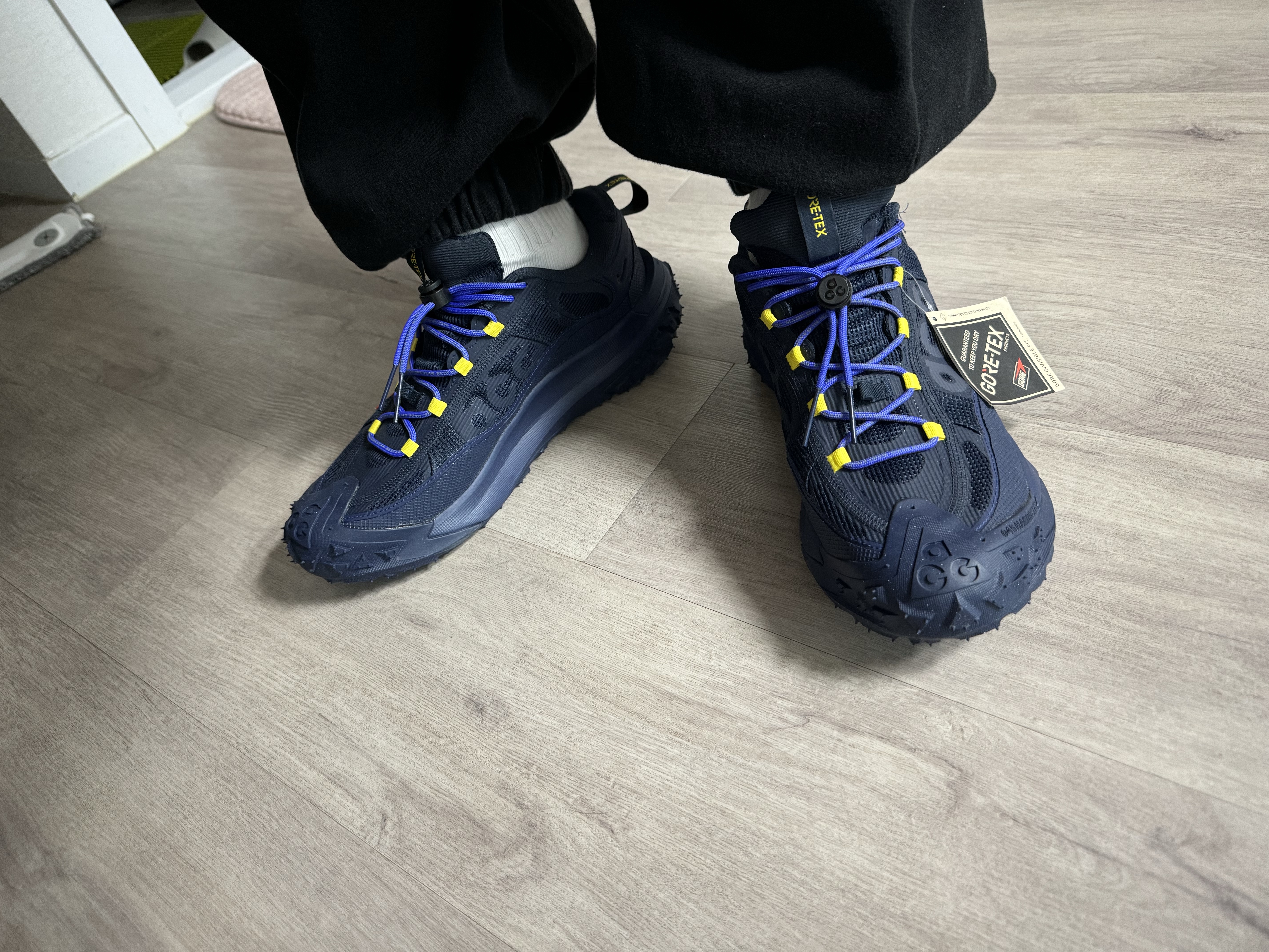 Nike ACG Mountain Fly 2 Low Gore-Tex Dark Obsidian Midnight Navy 착용 스타일 - 2
