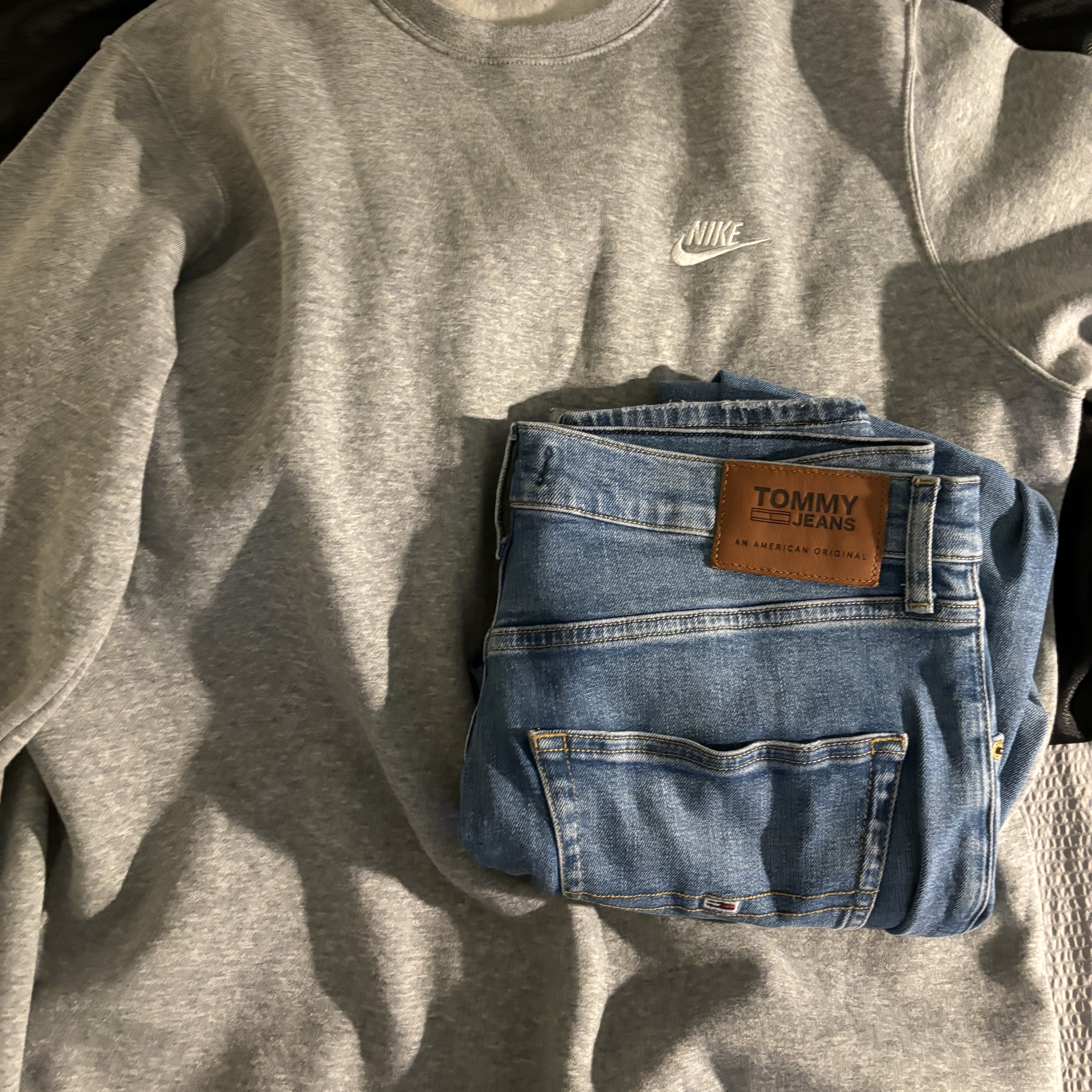 Nike NSW Club French Terry Crew Sweatshirt Dark Grey Heather - Asia 착용 스타일