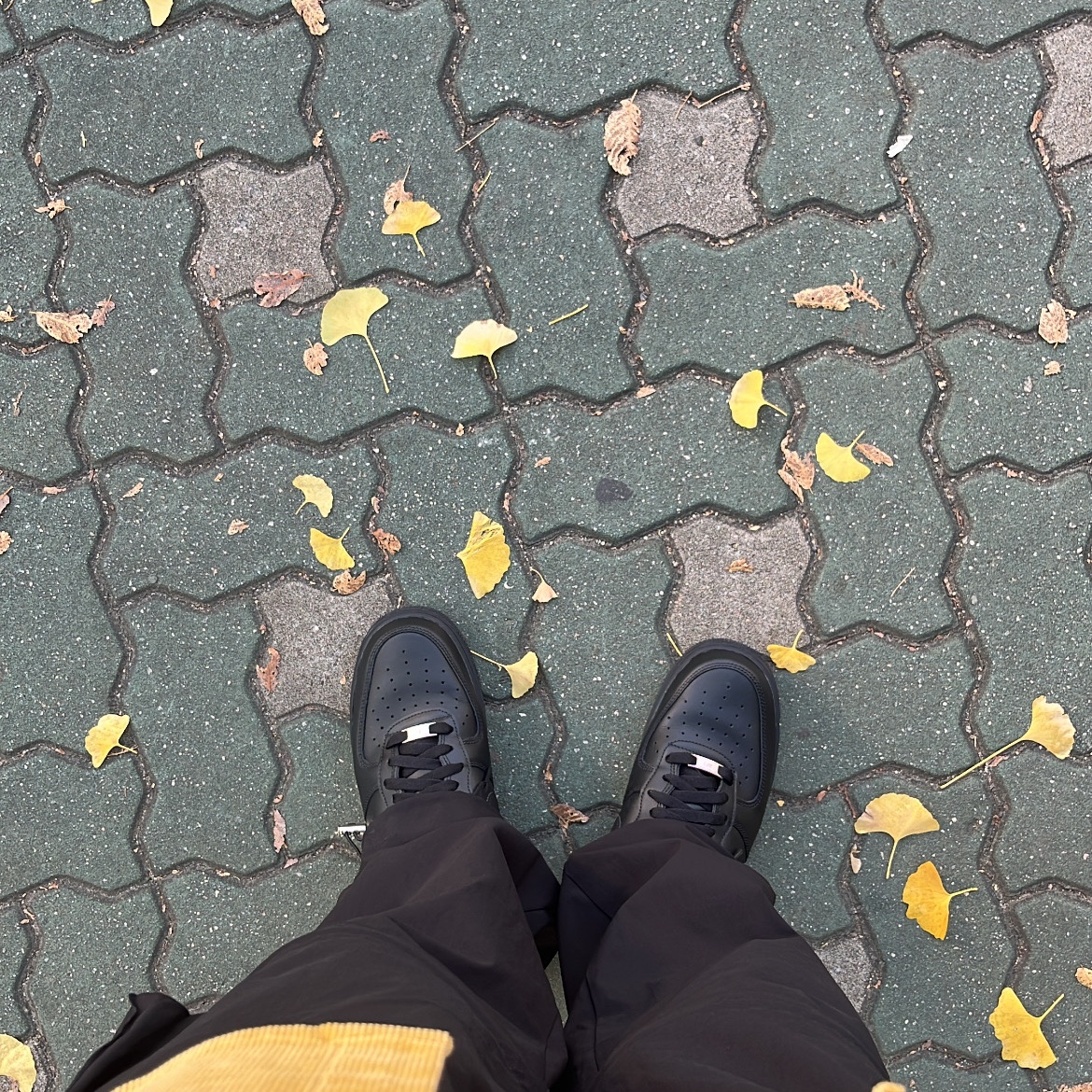 Nike Air Force 1 '07 Low Triple Black 착용 스타일