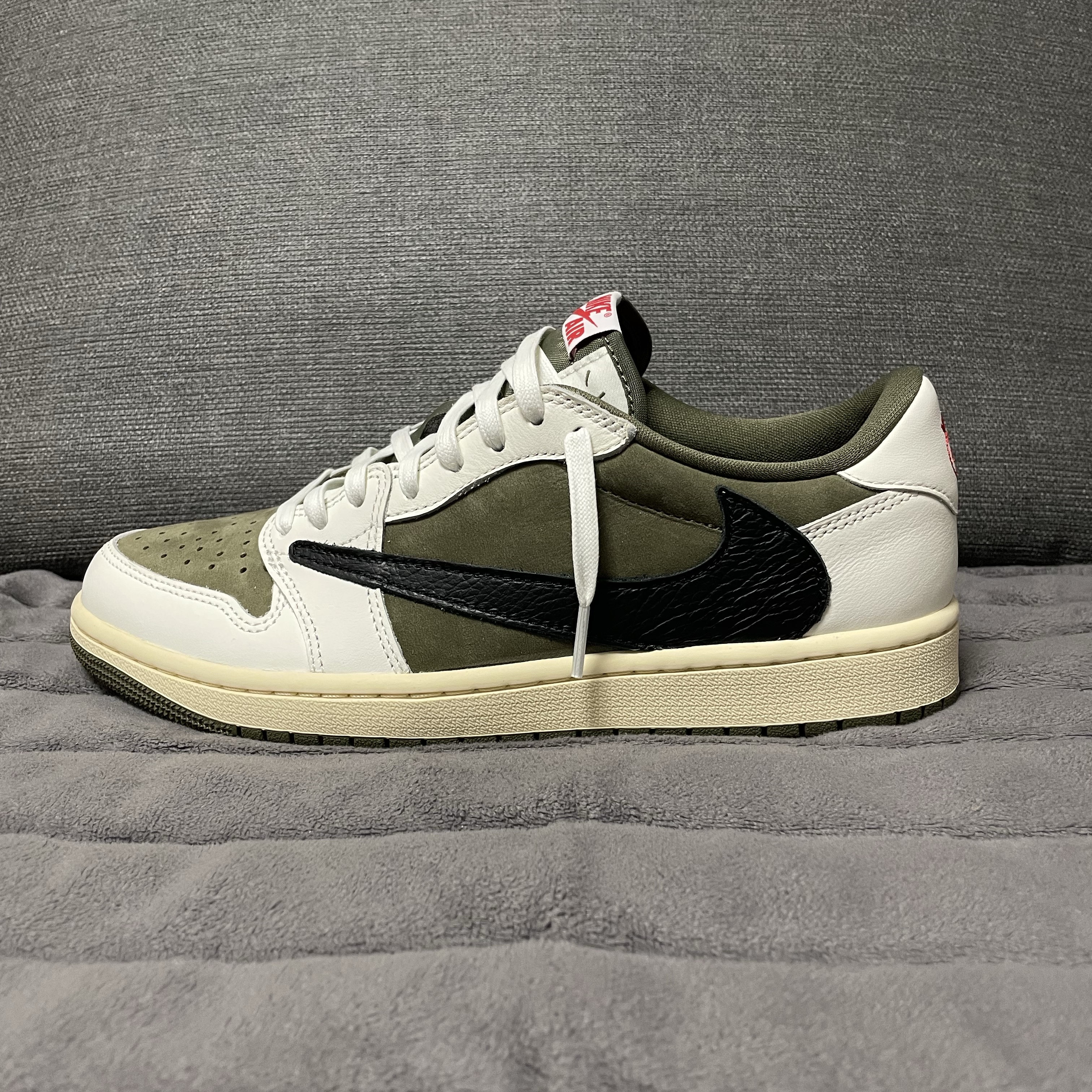 Jordan 1 x Travis Scott Retro Low OG SP Reverse Olive 착용 스타일 - 1