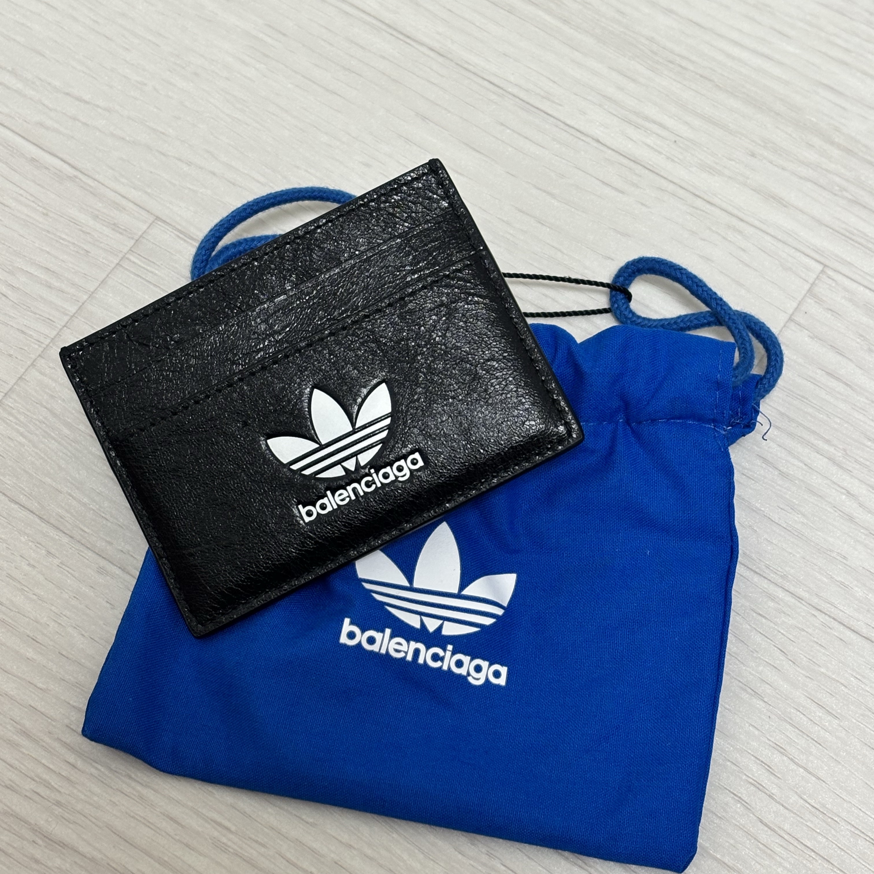 Balenciaga x Adidas Card Holder Black 착용 스타일