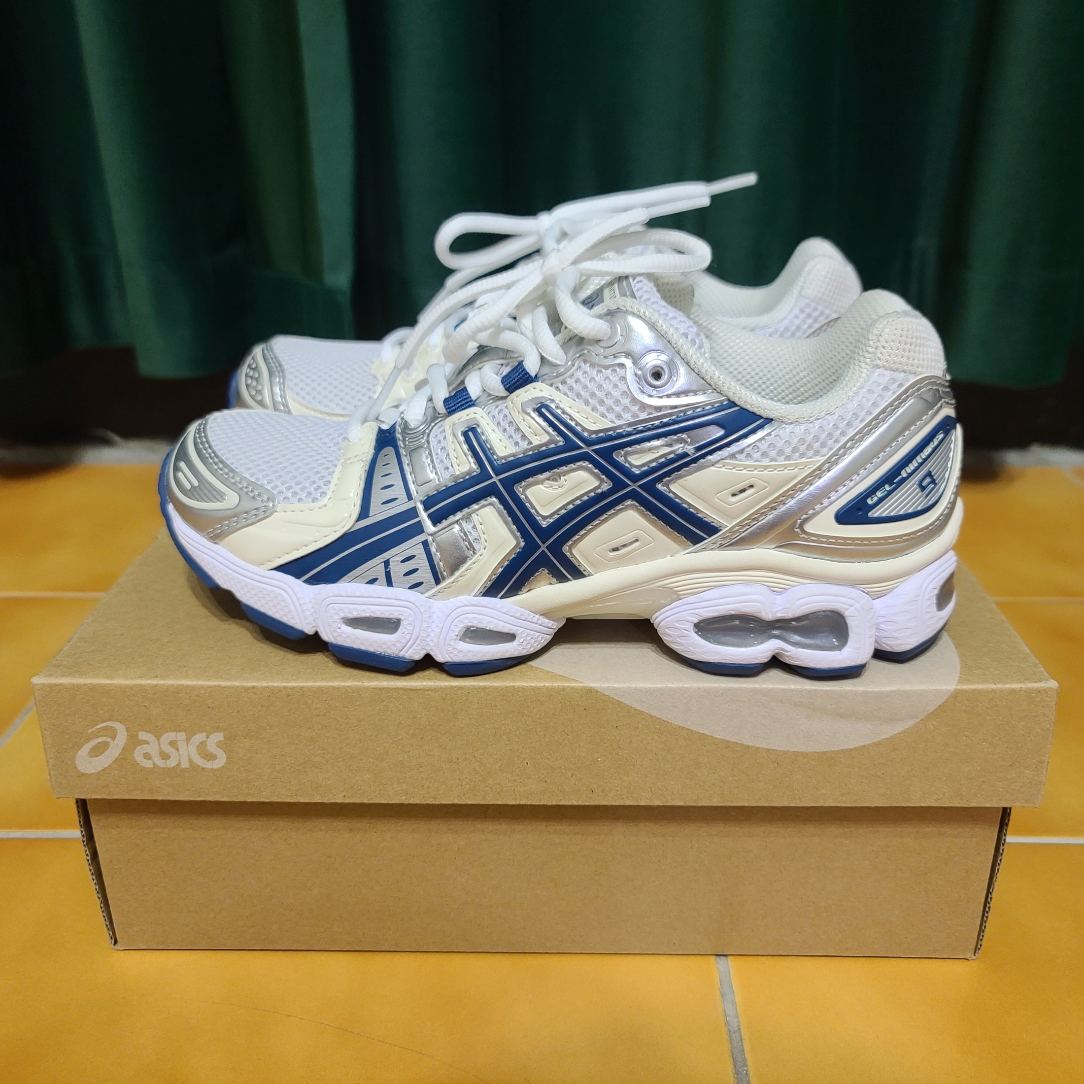 (W) Asics Gel-Nimbus 9 White Light Indigo 착용 스타일 - 1
