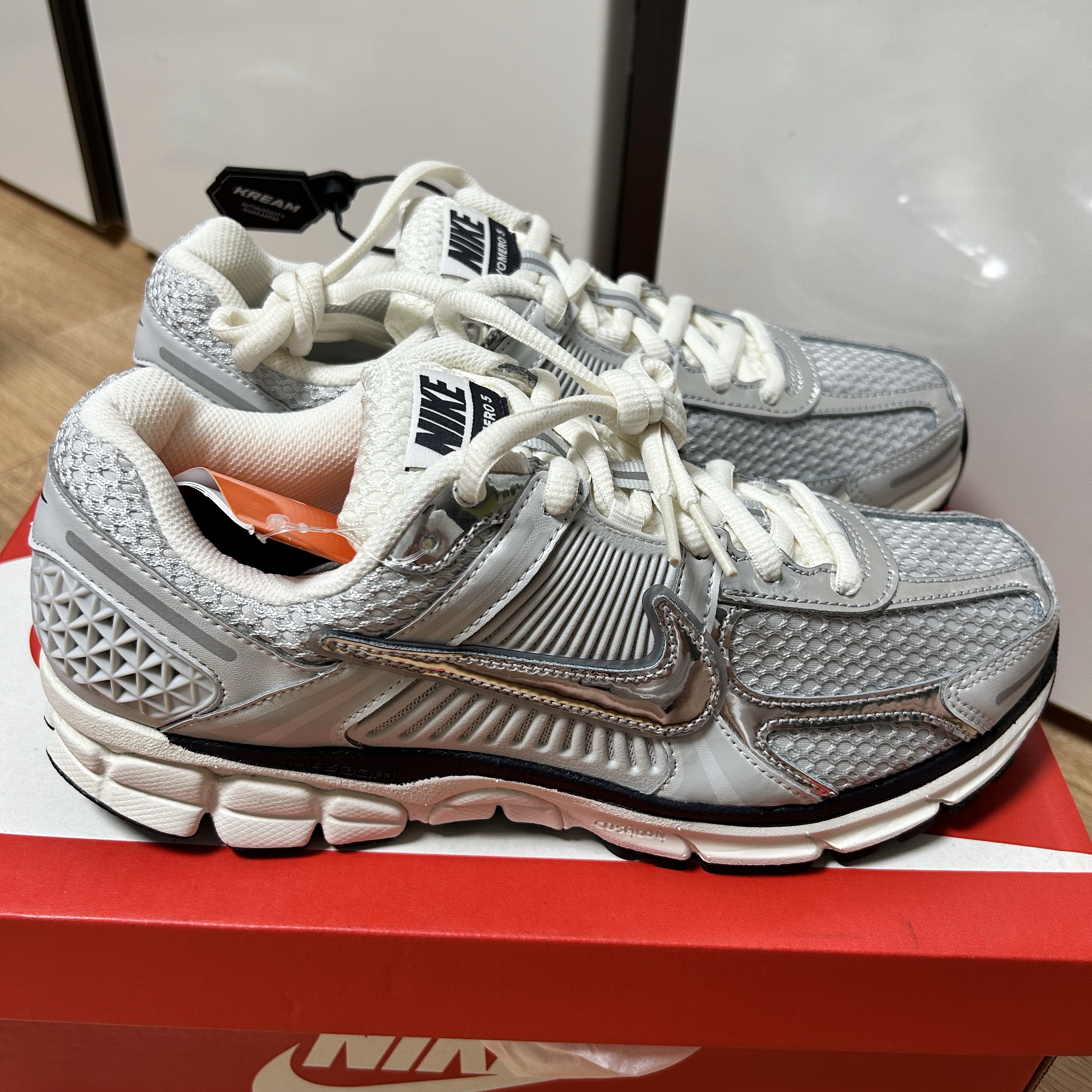 Nike Zoom Vomero 5 Photon Dust Gridiron 착용 스타일