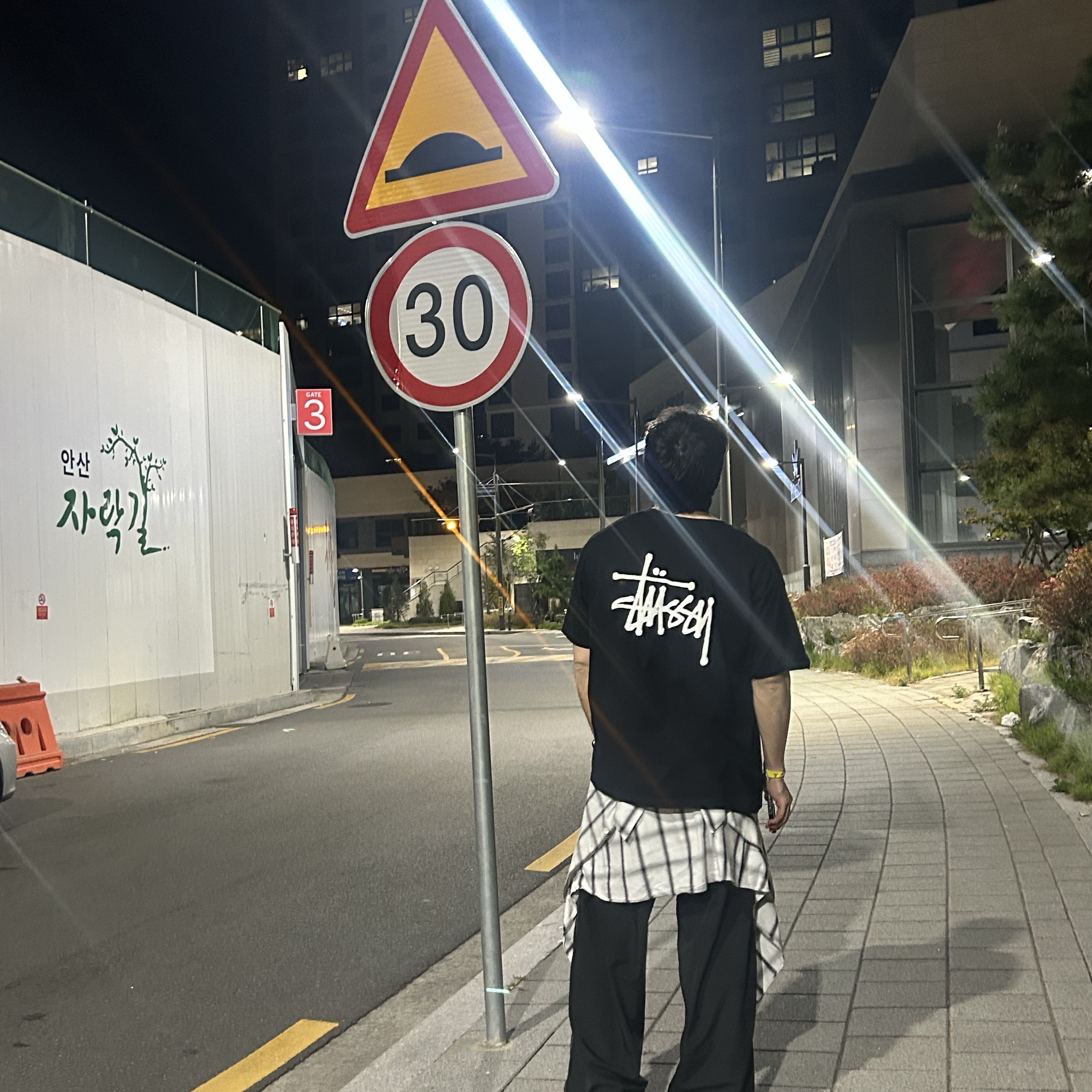 Stussy Basic Stussy T-Shirt Black 2024, 2025, Maison Margiela Numerical Band Ring Necklace Silver 착용 스타일 - 2