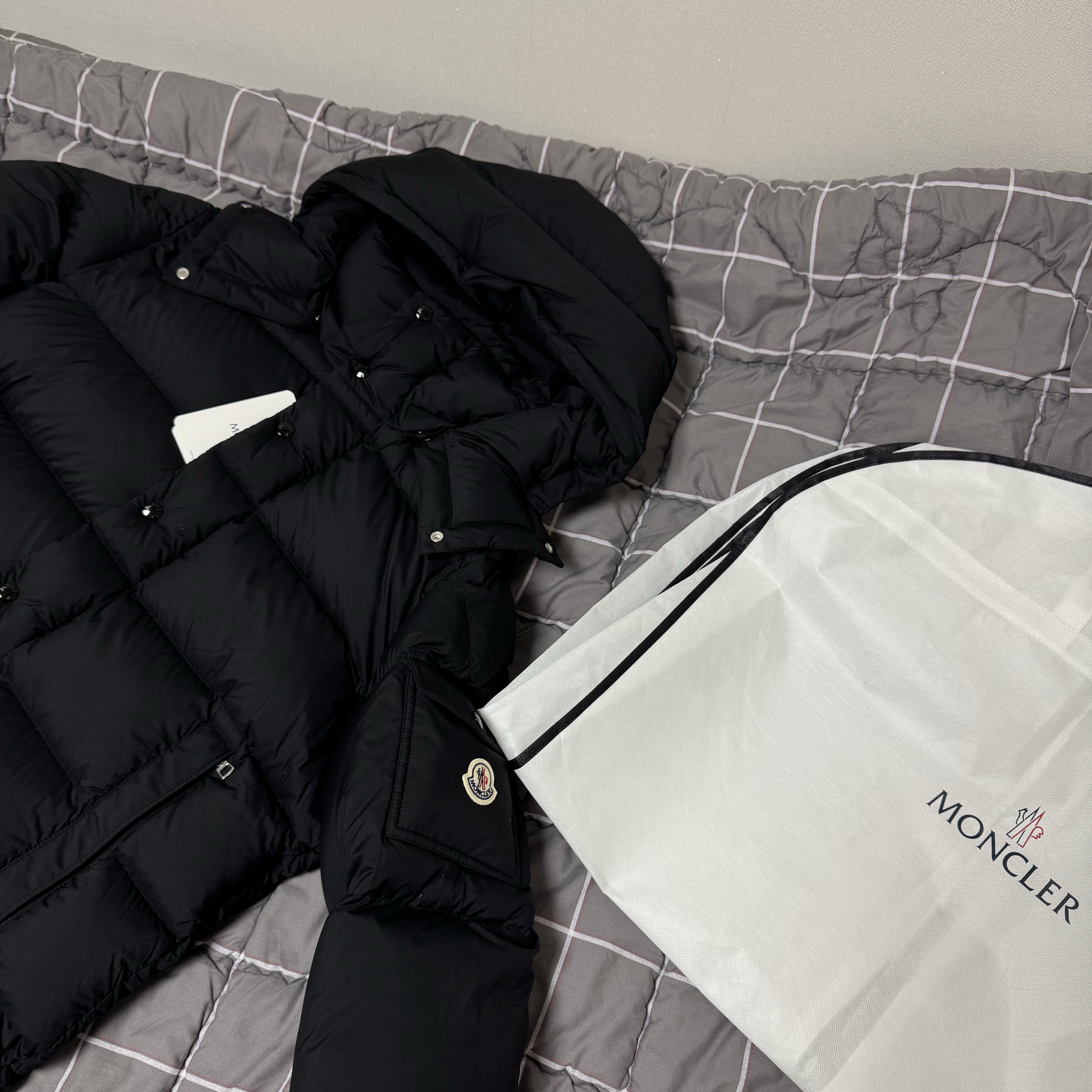 Moncler Vezere Short Down Jacket Black - 24FW 착용 스타일