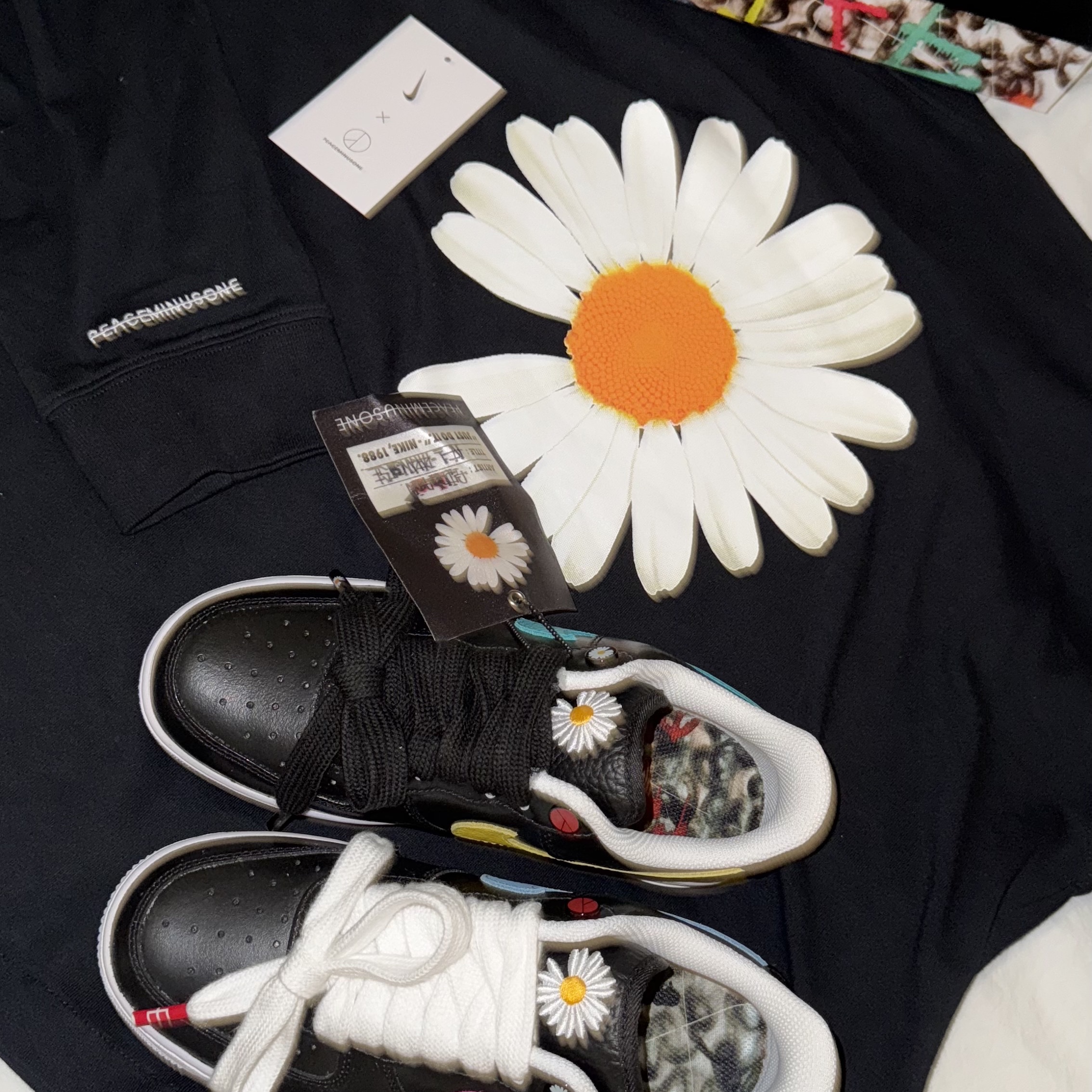 Nike x Peaceminusone Air Force 1 Low Para-Noise 3.0 Black and Multicolor, Nike x Peaceminusone LS T-Shirt Black (DR0097-010) 착용 스타일 - 3