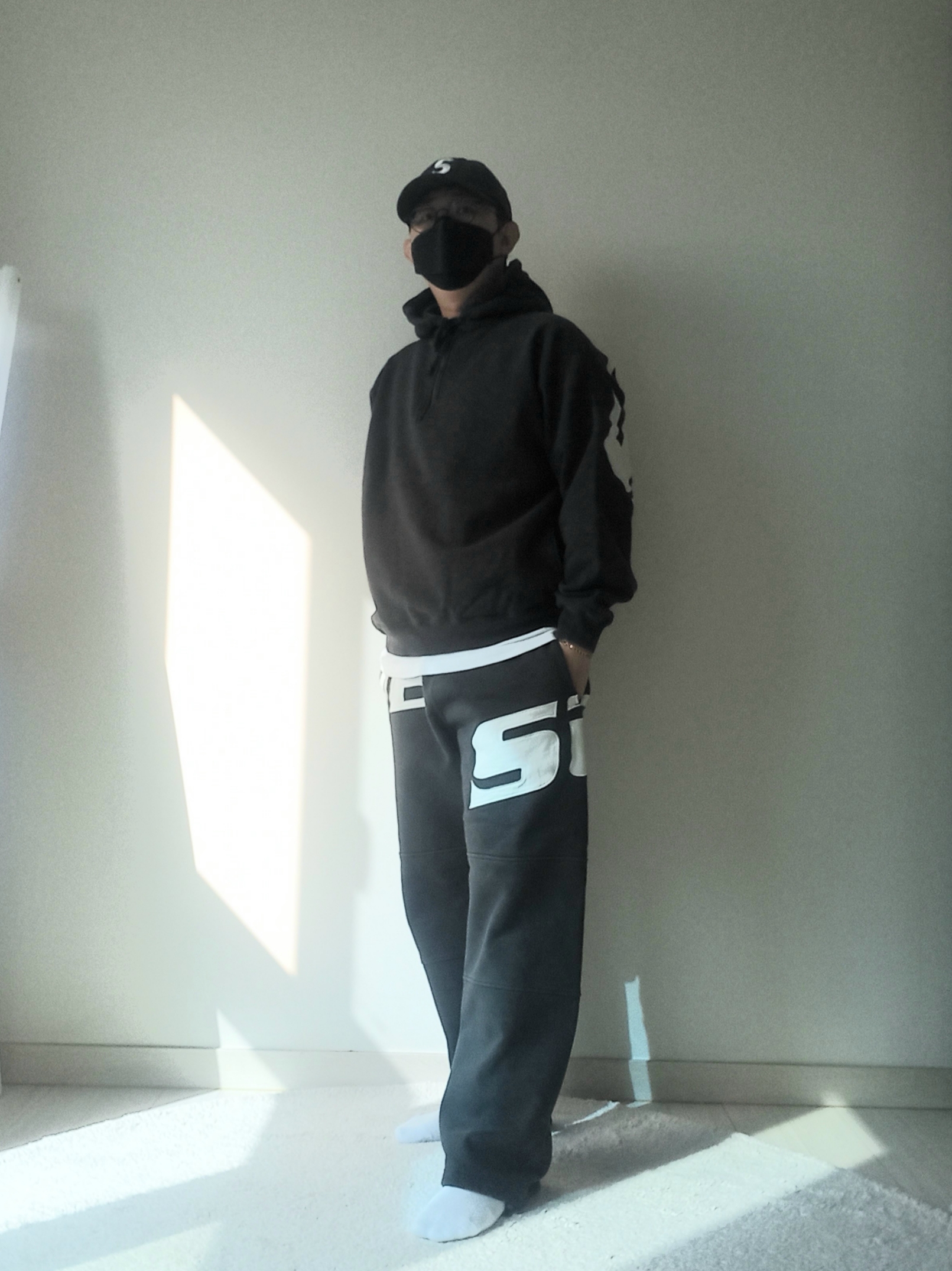 Supreme Wrapped Half Zip Hooded Sweatshirt Washed Black - 24SS, Supreme Cordura Ripstop S Logo 6-Panel Black - 23SS 착용 스타일 - 2