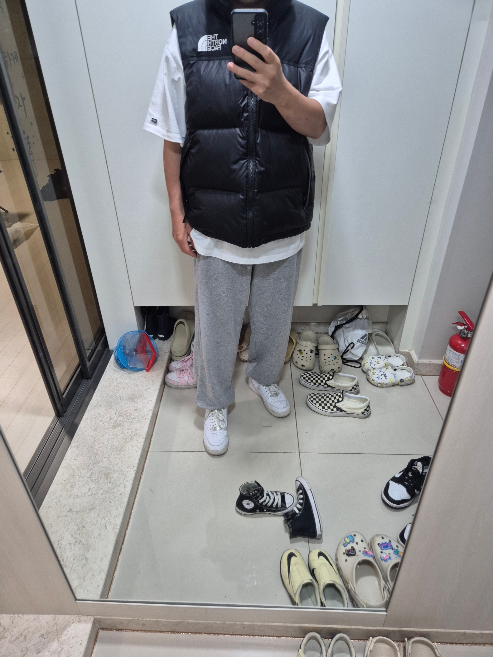 The North Face 1996 Eco Nuptse Vest Black 착용 스타일 - 1
