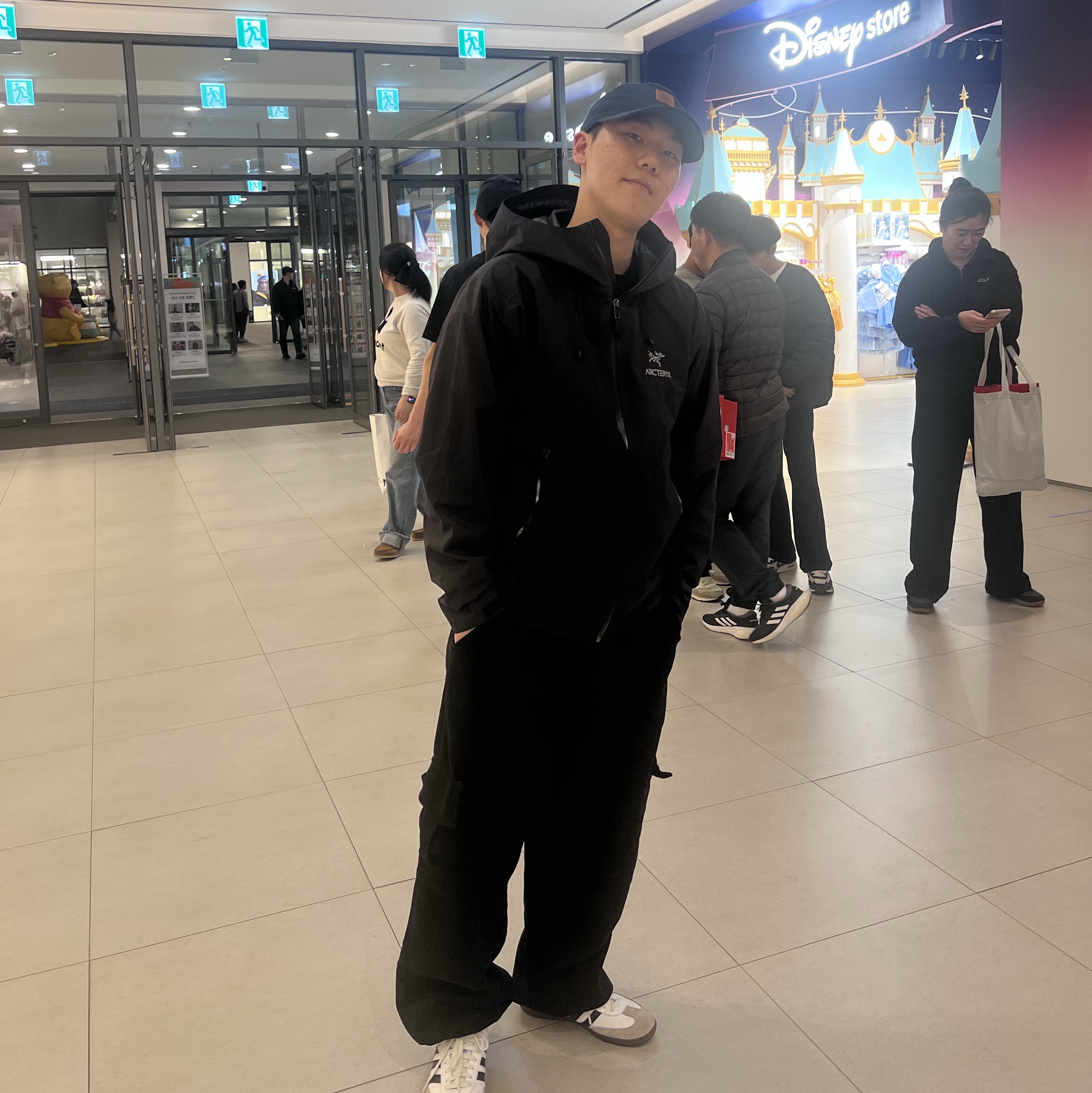 Arc'teryx Beta LT Jacket Black, Adidas Samba OG Cloud White 착용 스타일