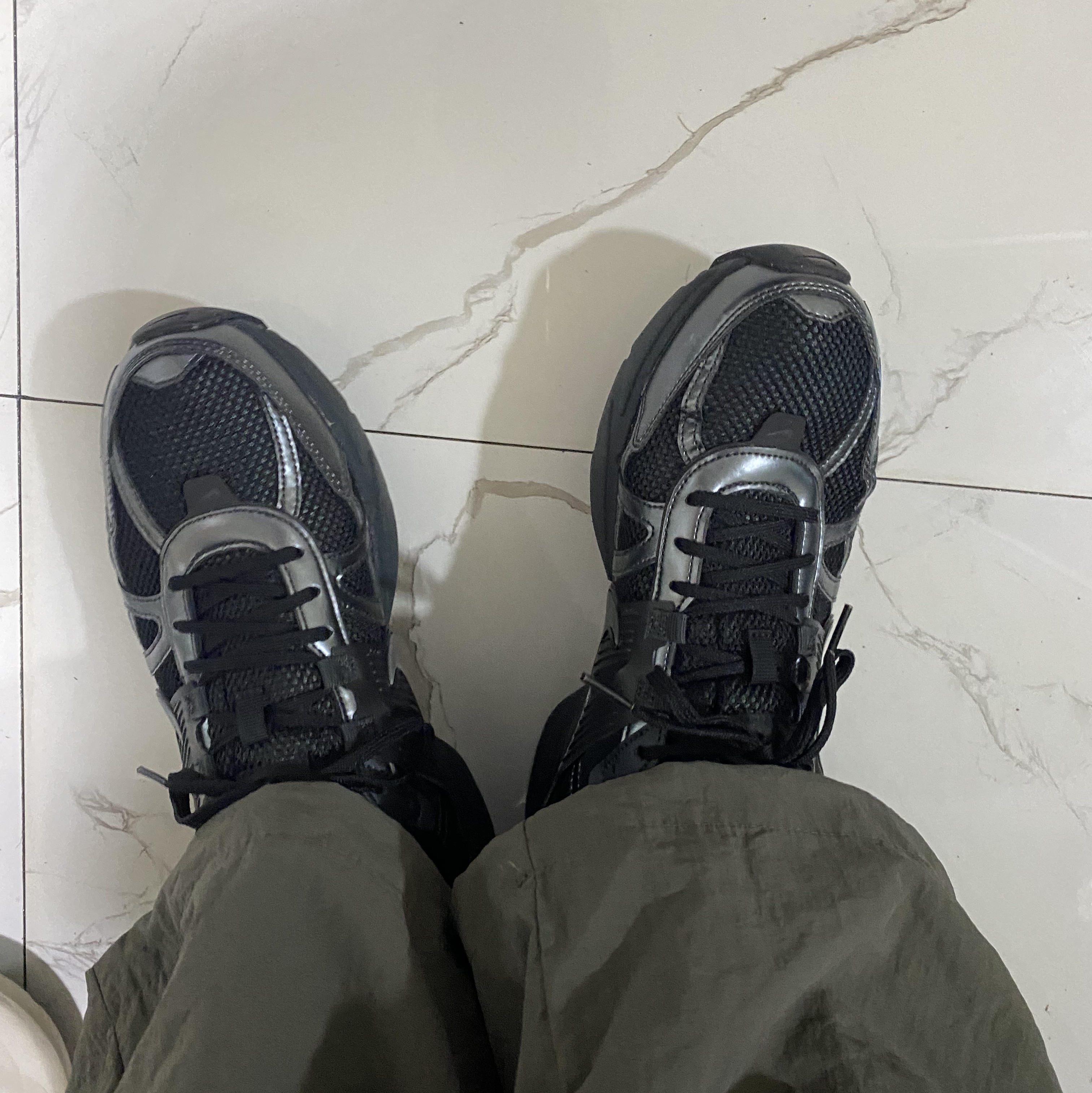 Nike V2K Run Black Anthracite 착용 스타일
