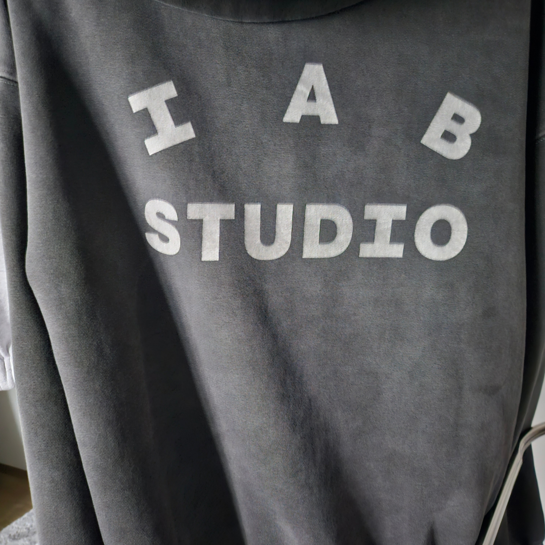 IAB Studio Pigment Hoodie Black 착용 스타일 - 2