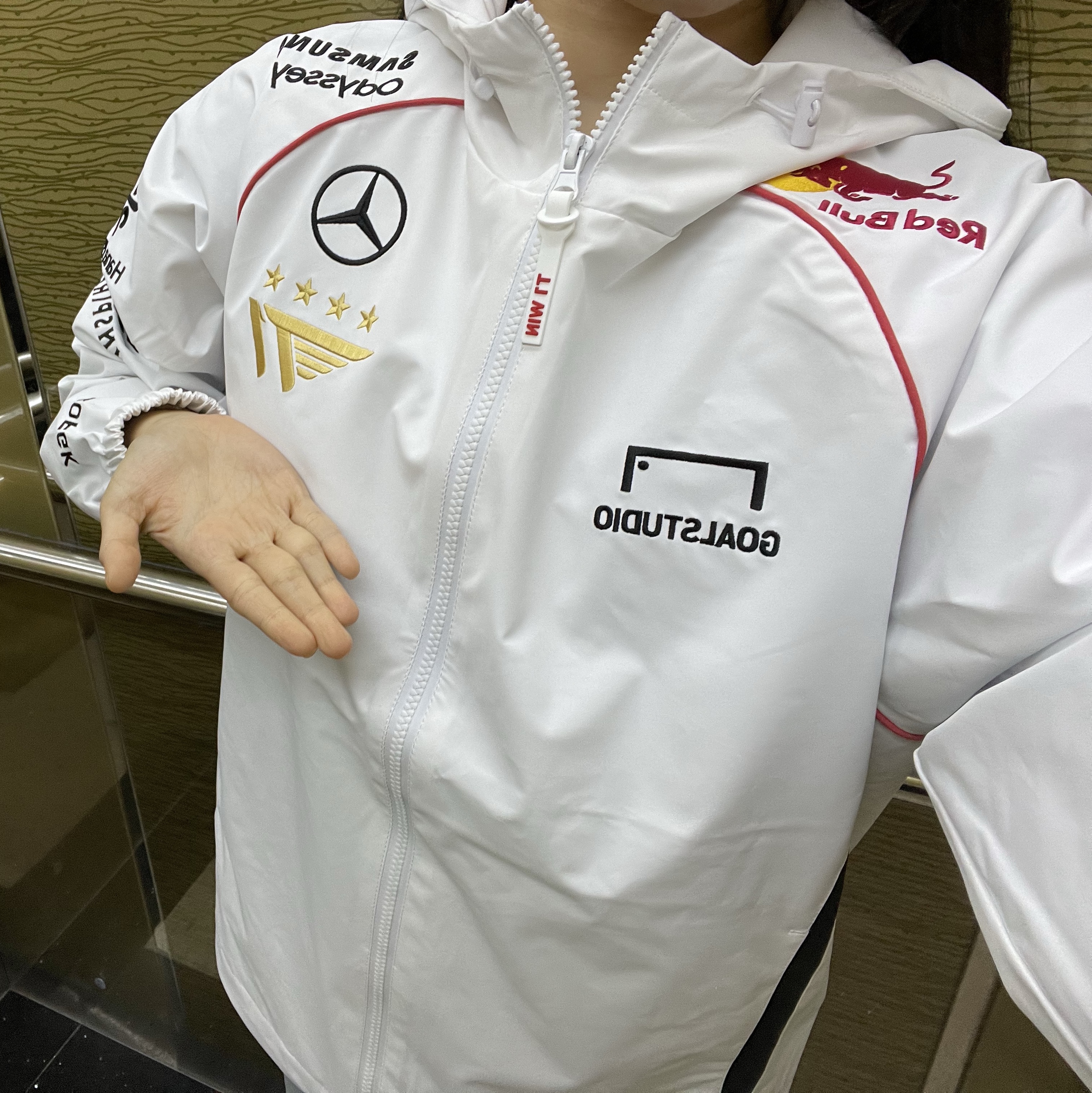 T1 2024 Uniform Worlds Jacket White (Non Marking Ver.) 착용 스타일 - 1