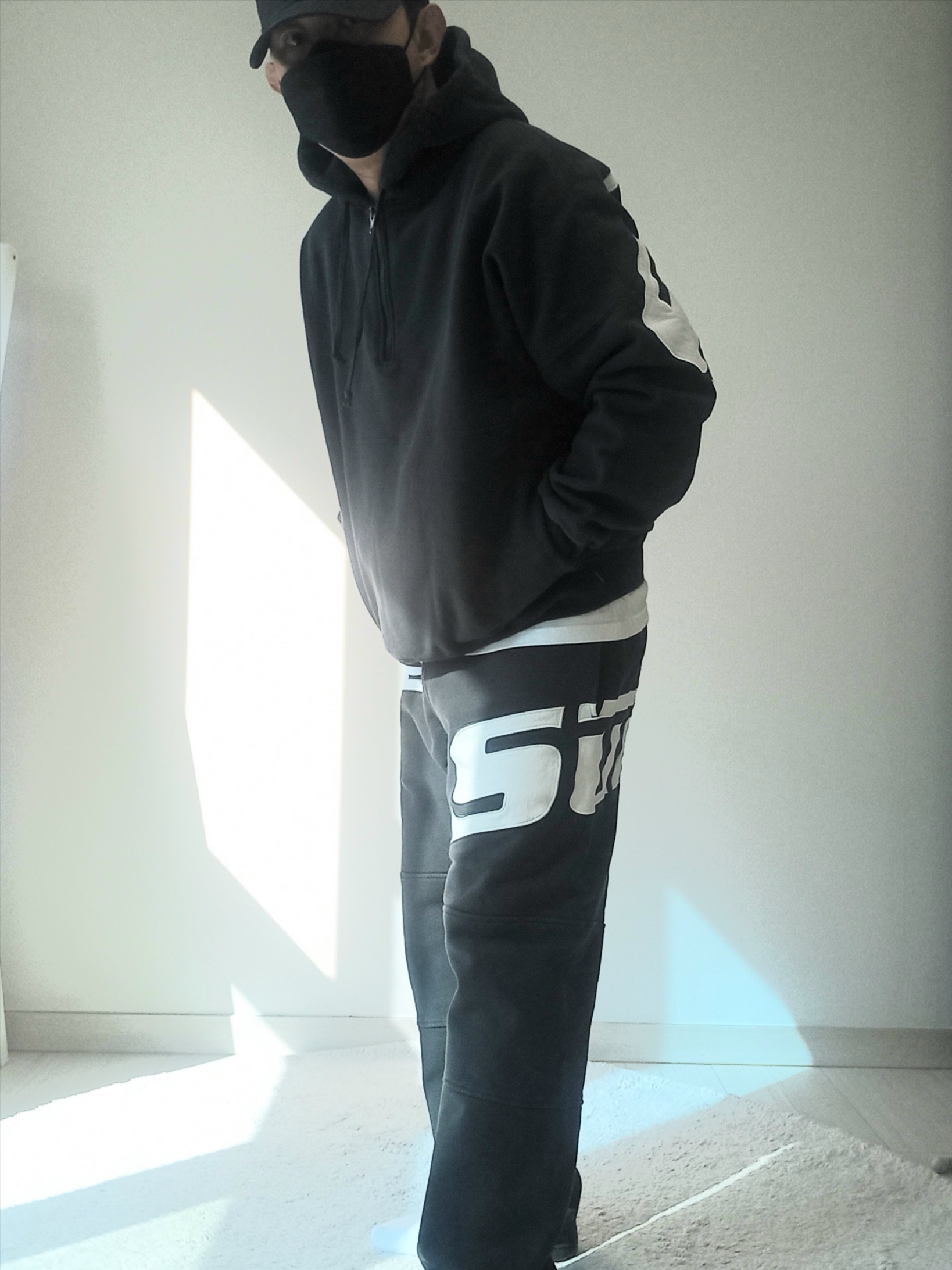 Supreme Wrapped Half Zip Hooded Sweatshirt Washed Black - 24SS, Supreme Cordura Ripstop S Logo 6-Panel Black - 23SS 착용 스타일 - 5