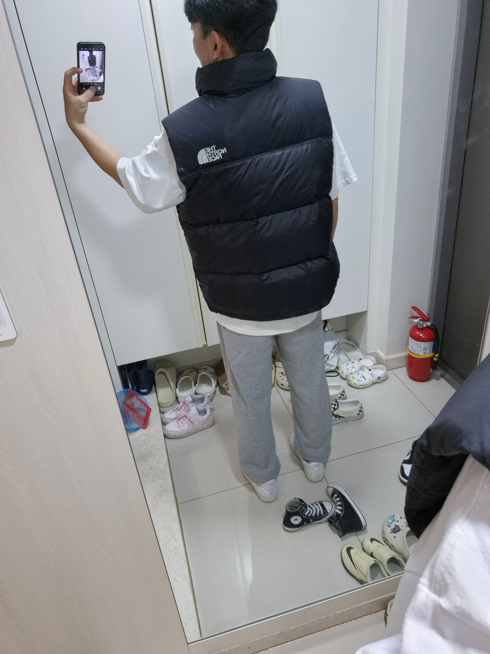 The North Face 1996 Eco Nuptse Vest Black 착용 스타일 - 3
