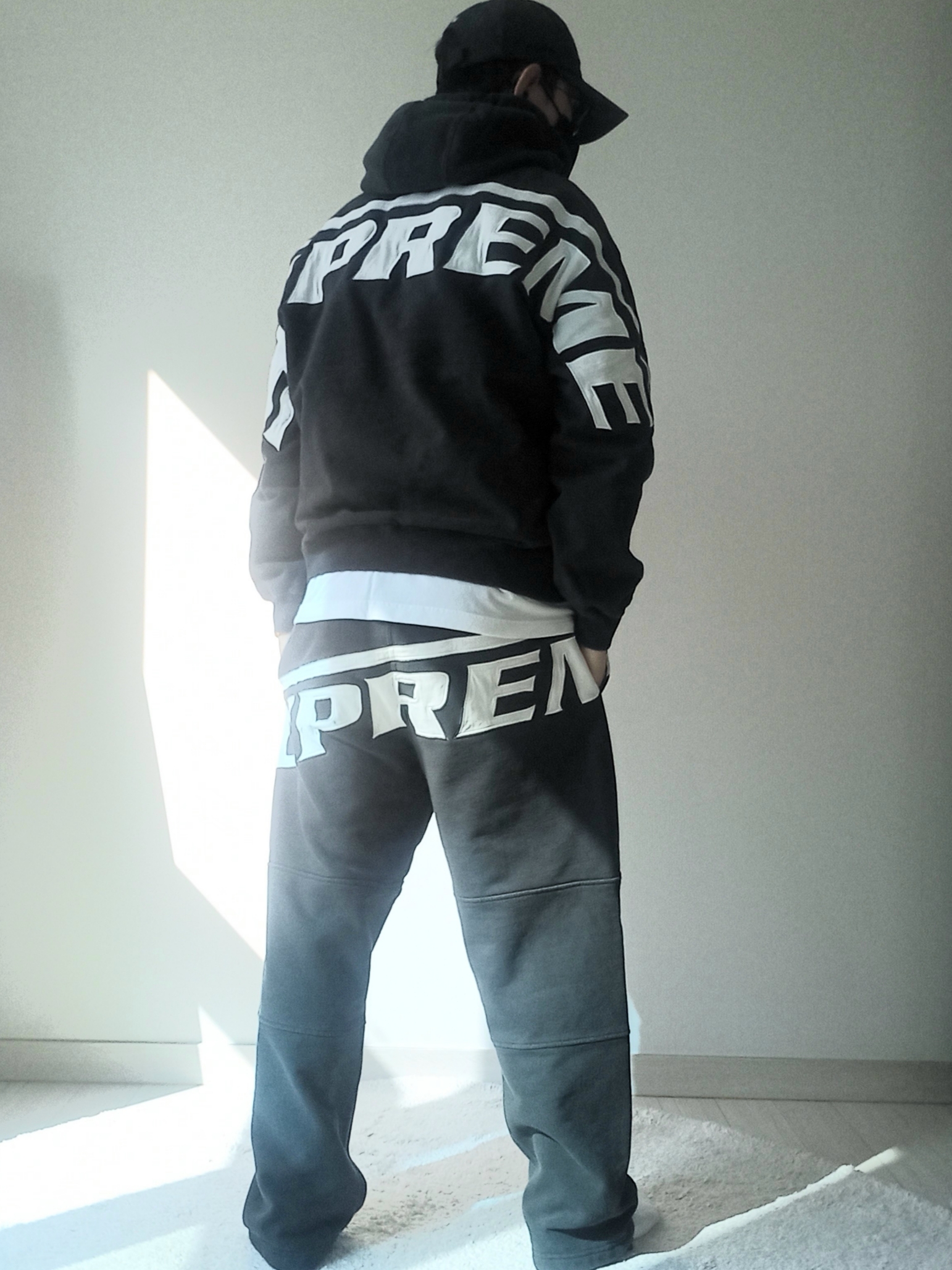 Supreme Wrapped Half Zip Hooded Sweatshirt Washed Black - 24SS, Supreme Wrapped Sweatpant Washed Black - 24SS 착용 스타일 - 4