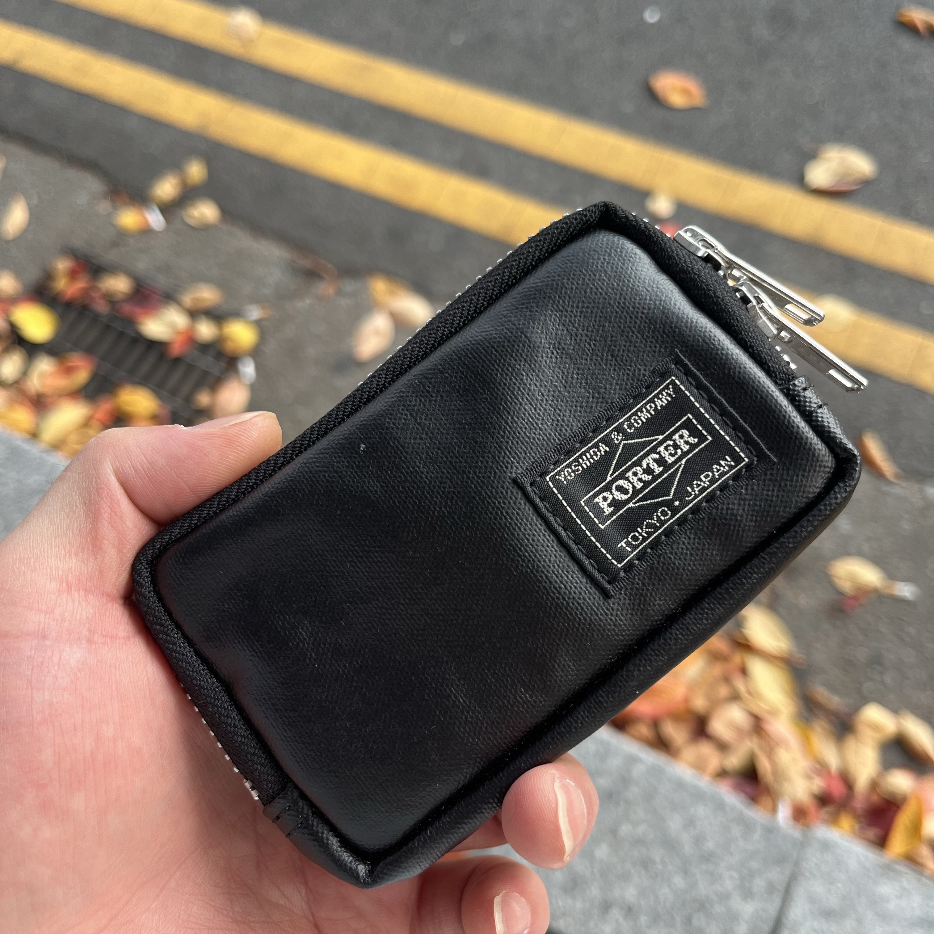 Porter Freestyle Multi Coin Case Black 착용 스타일 - 1
