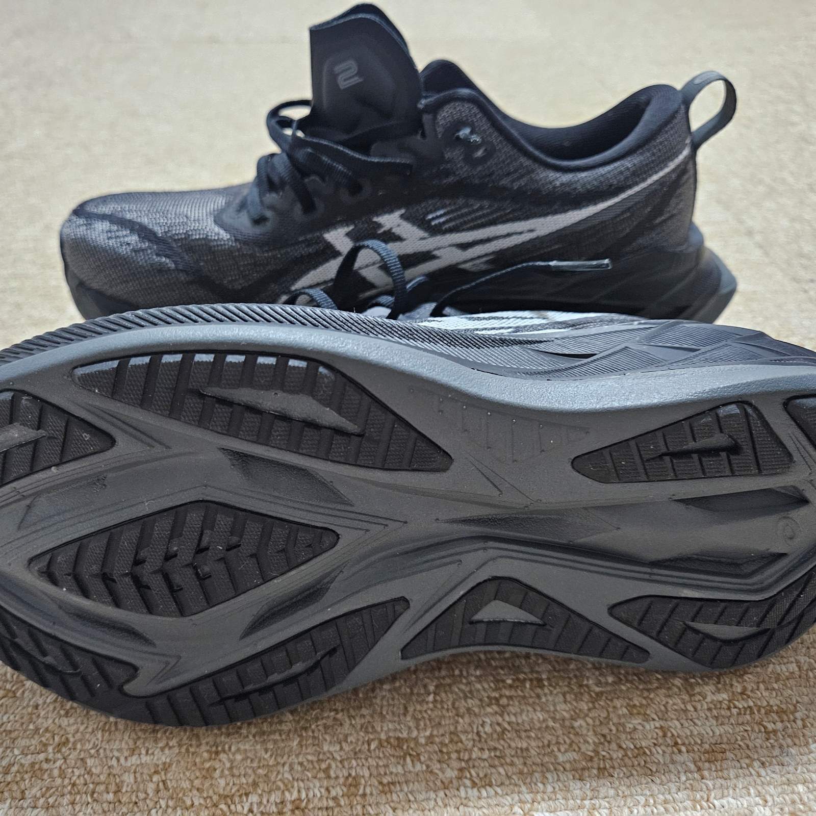 Asics Superblast 2 Black White 착용 스타일 - 3