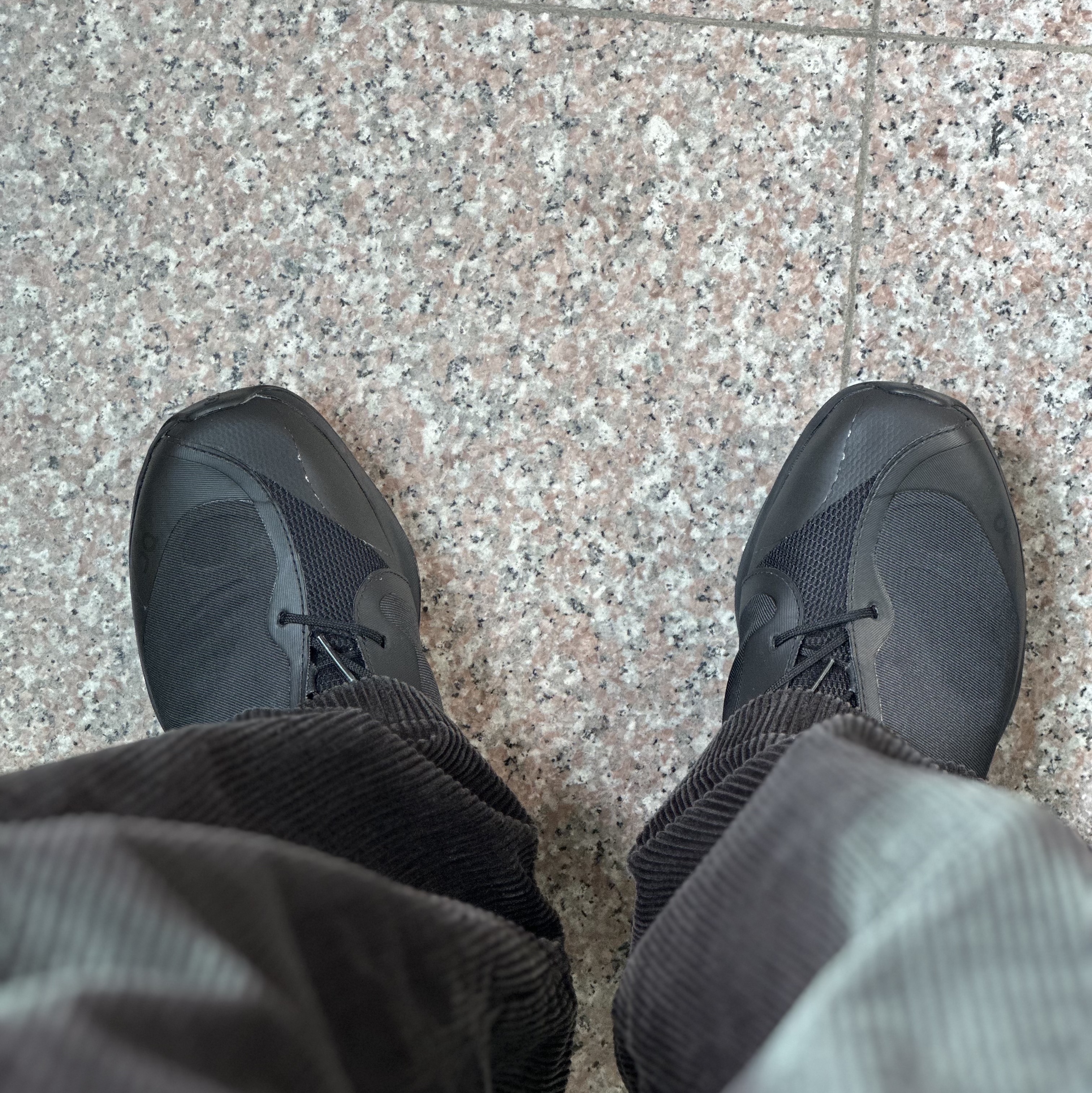 On Running x Post Archive Faction (Paf) Cloudventure Peak All Black 착용 스타일