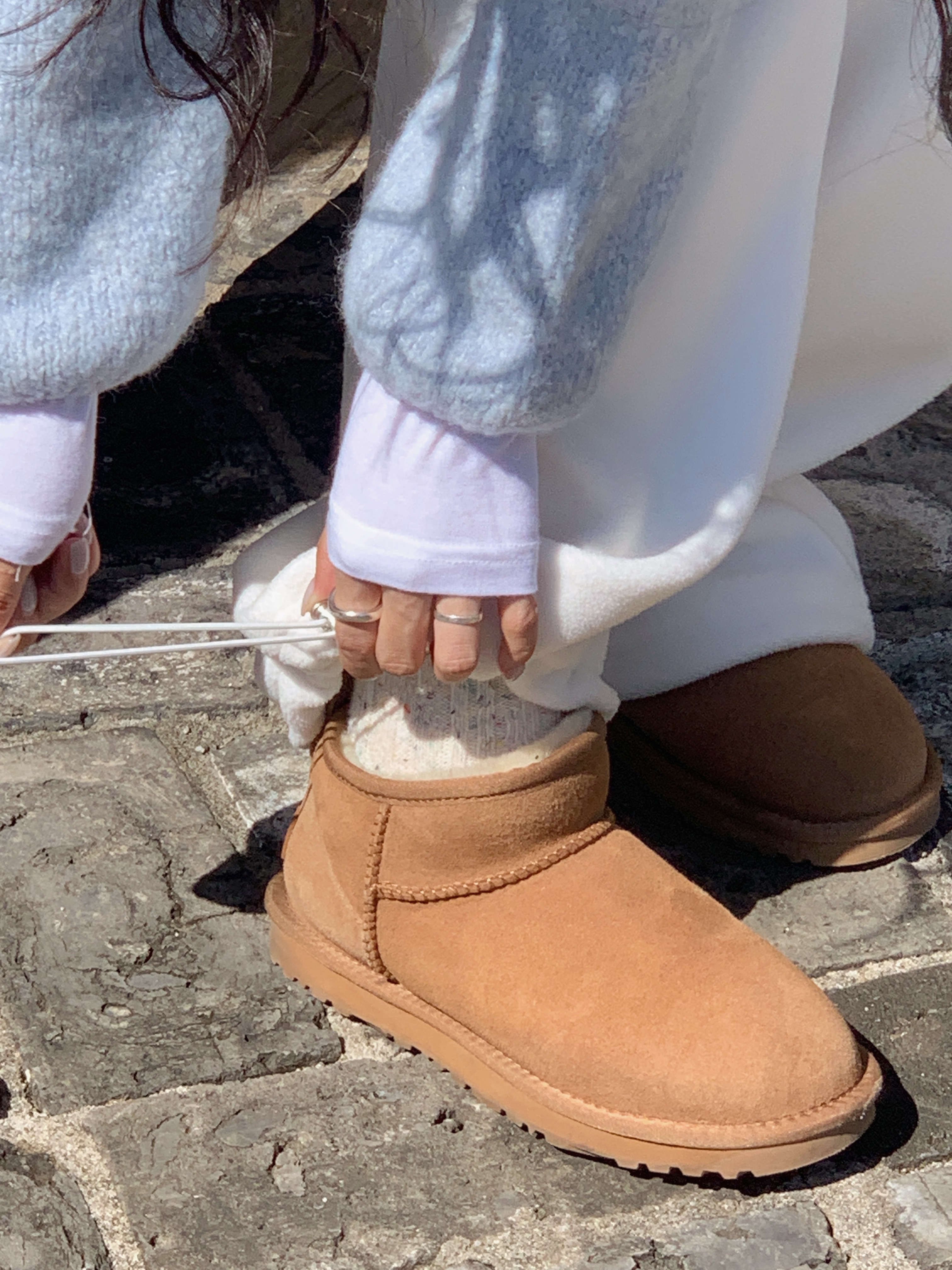 (W) UGG Classic Ultra Mini Boots Chestnut 착용 스타일 - 2