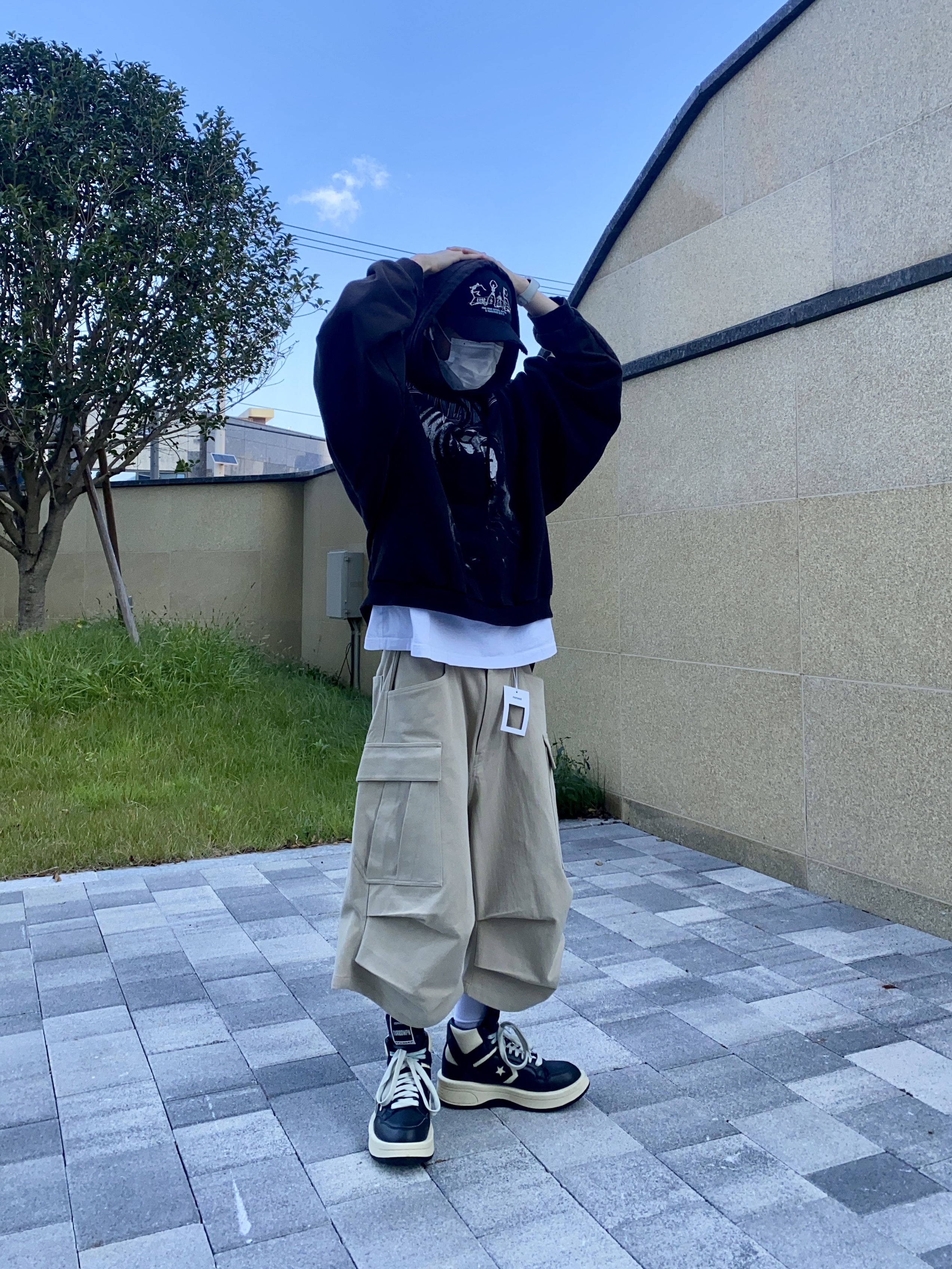 Converse x Drkshdw Turbowpn Black Cream, Nonnod Side Cargo Shorts Beige 착용 스타일 - 2