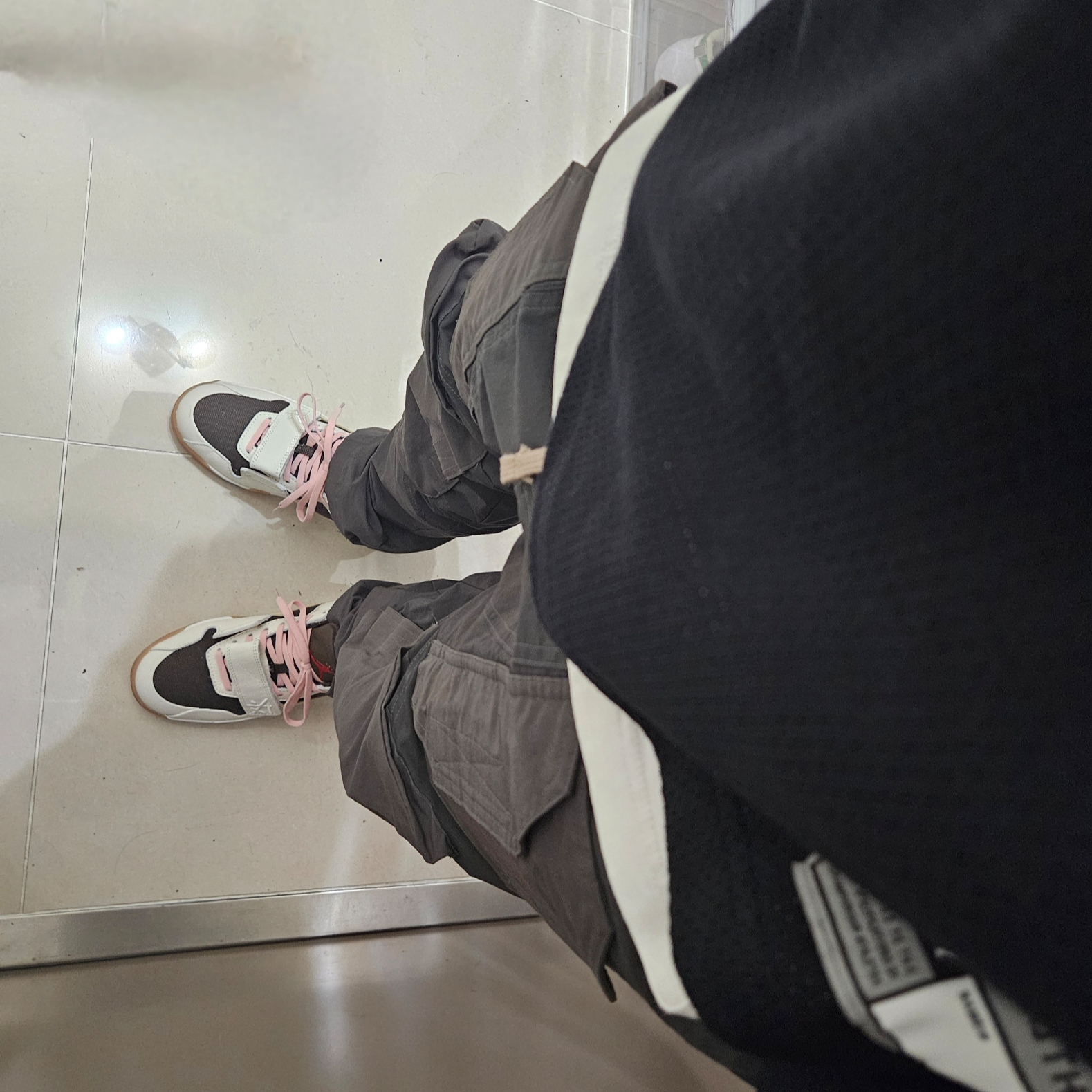 Jordan x Travis Scott Jumpman Jack TR Sail and Dark Mocha 착용 스타일