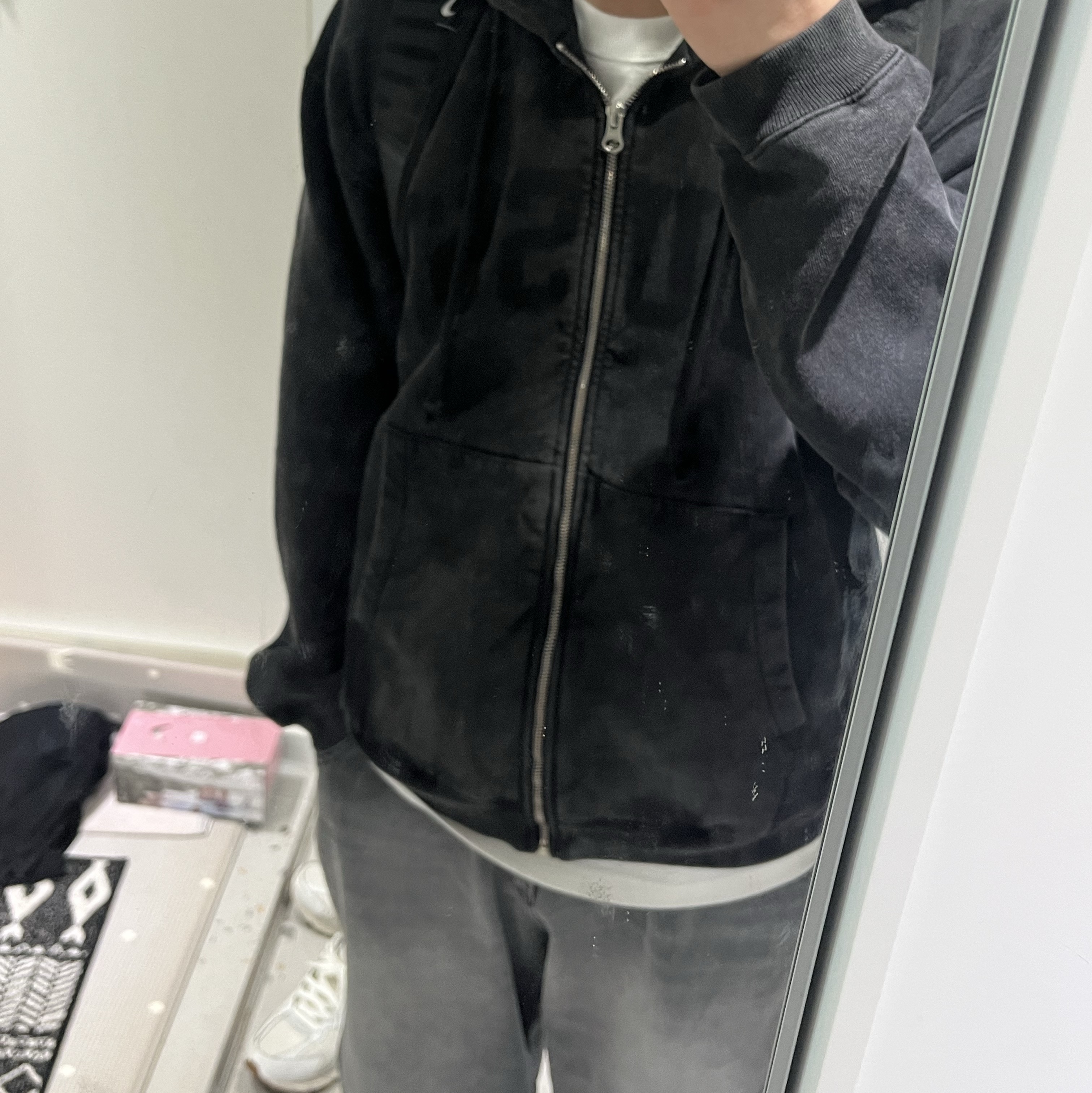 Stussy Faded Graphic Zip Hoodie Washed Black 착용 스타일 - 2