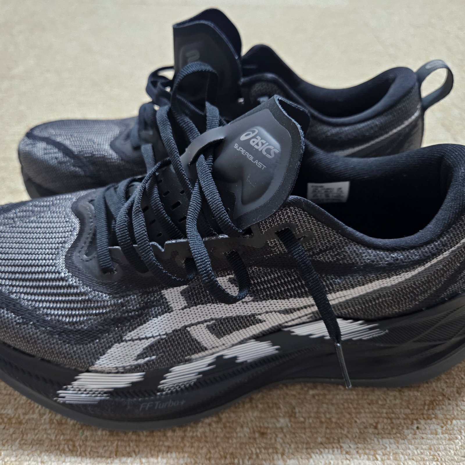 Asics Superblast 2 Black White 착용 스타일 - 2