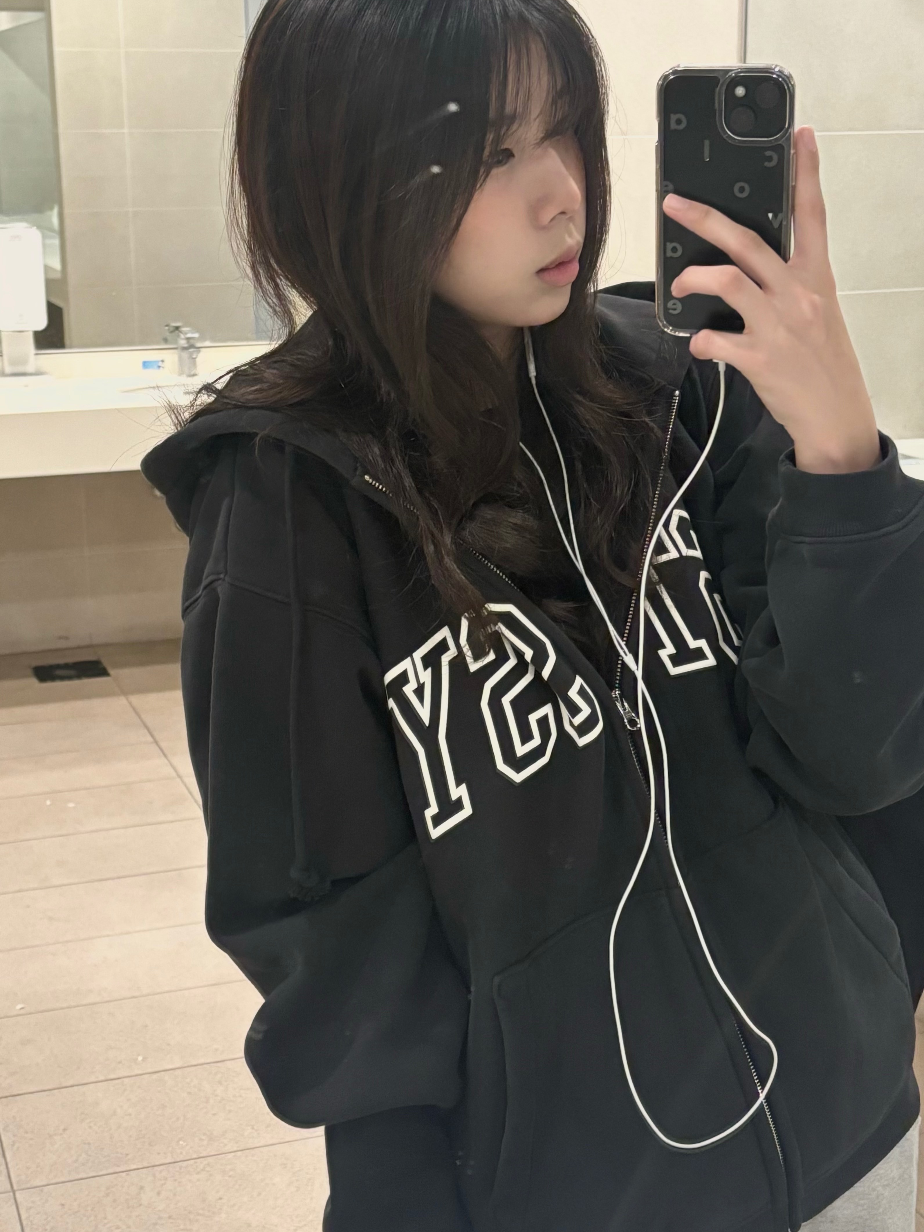 Stussy Outline Zip Hoodie Washed Black 착용 스타일