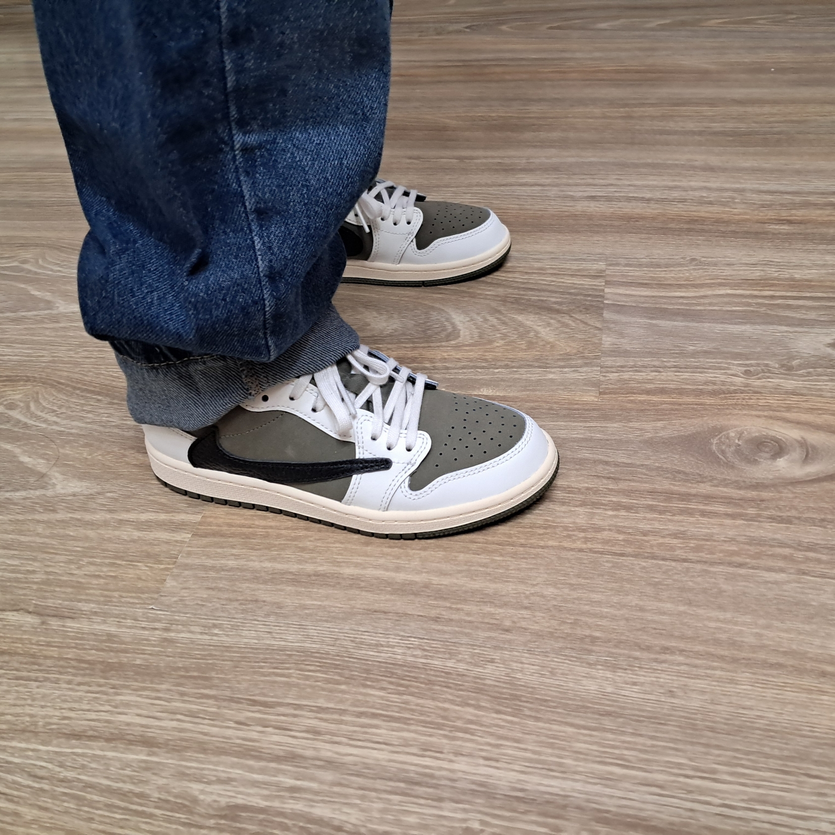 (PS) Jordan 1 x Travis Scott Retro Low OG SP Reverse Olive 착용 스타일 - 4