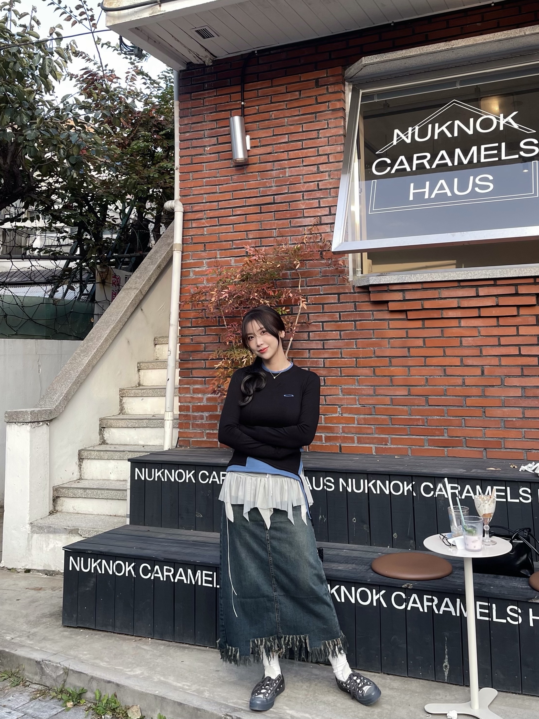 Converse x A-Cold-Wall Chuck 70 Ox Pavement, Opening Project W Small Logo Layered T Shirt Black 착용 스타일 - 4