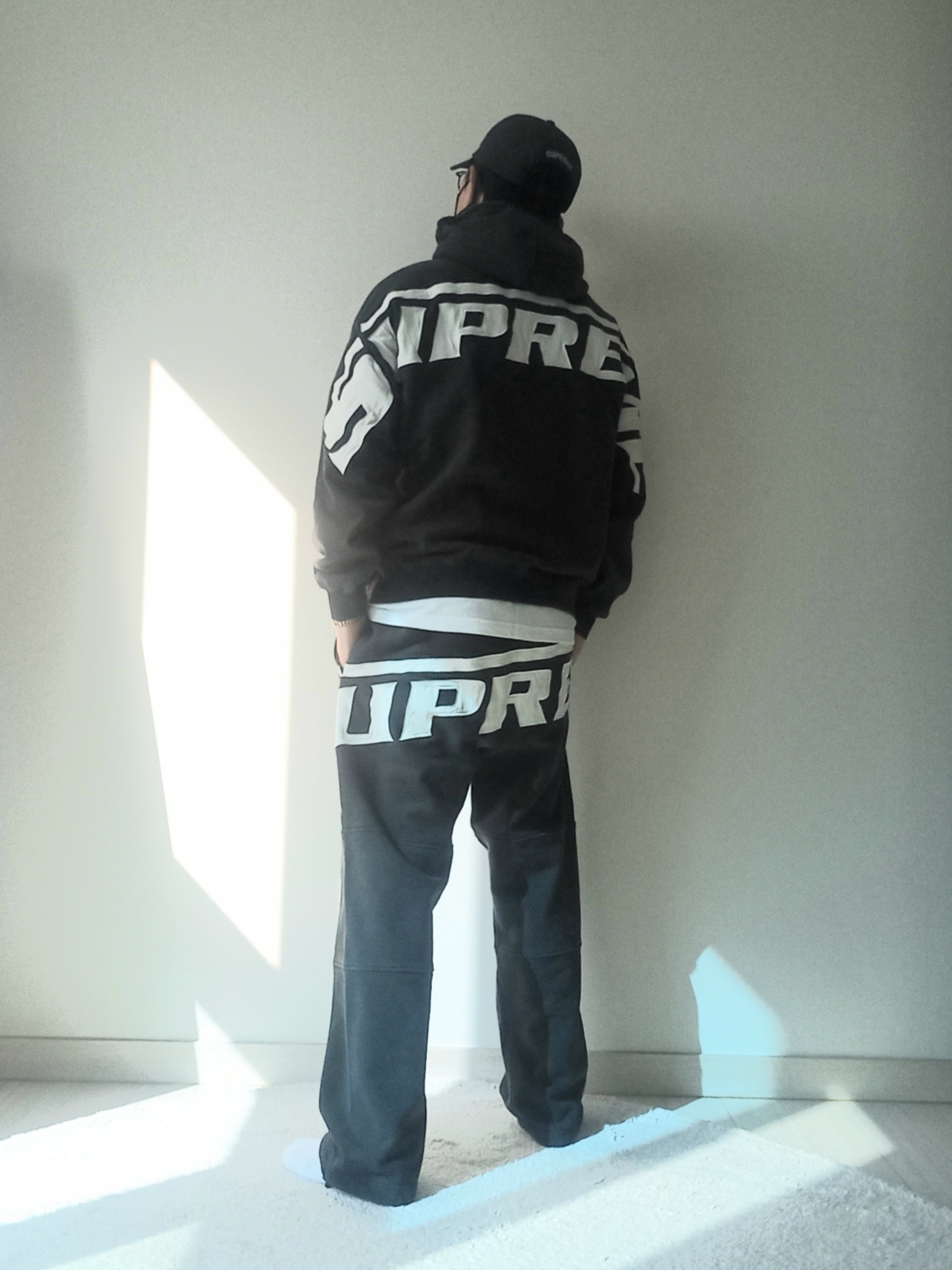 Supreme Wrapped Half Zip Hooded Sweatshirt Washed Black - 24SS, Supreme Wrapped Sweatpant Washed Black - 24SS 착용 스타일 - 9