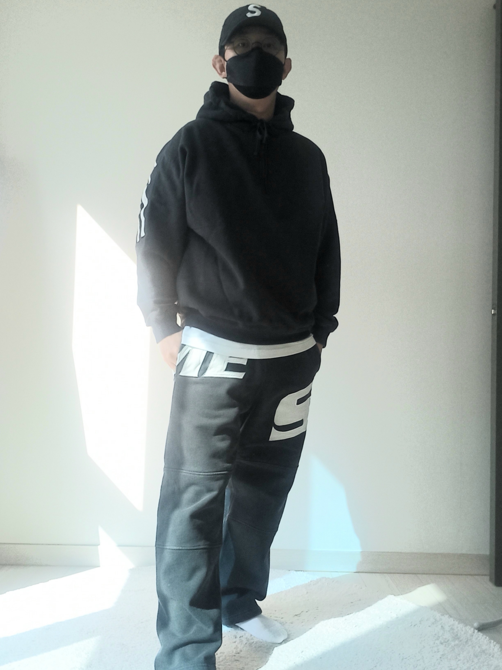 Supreme Wrapped Half Zip Hooded Sweatshirt Washed Black - 24SS, Supreme Cordura Ripstop S Logo 6-Panel Black - 23SS 착용 스타일 - 3