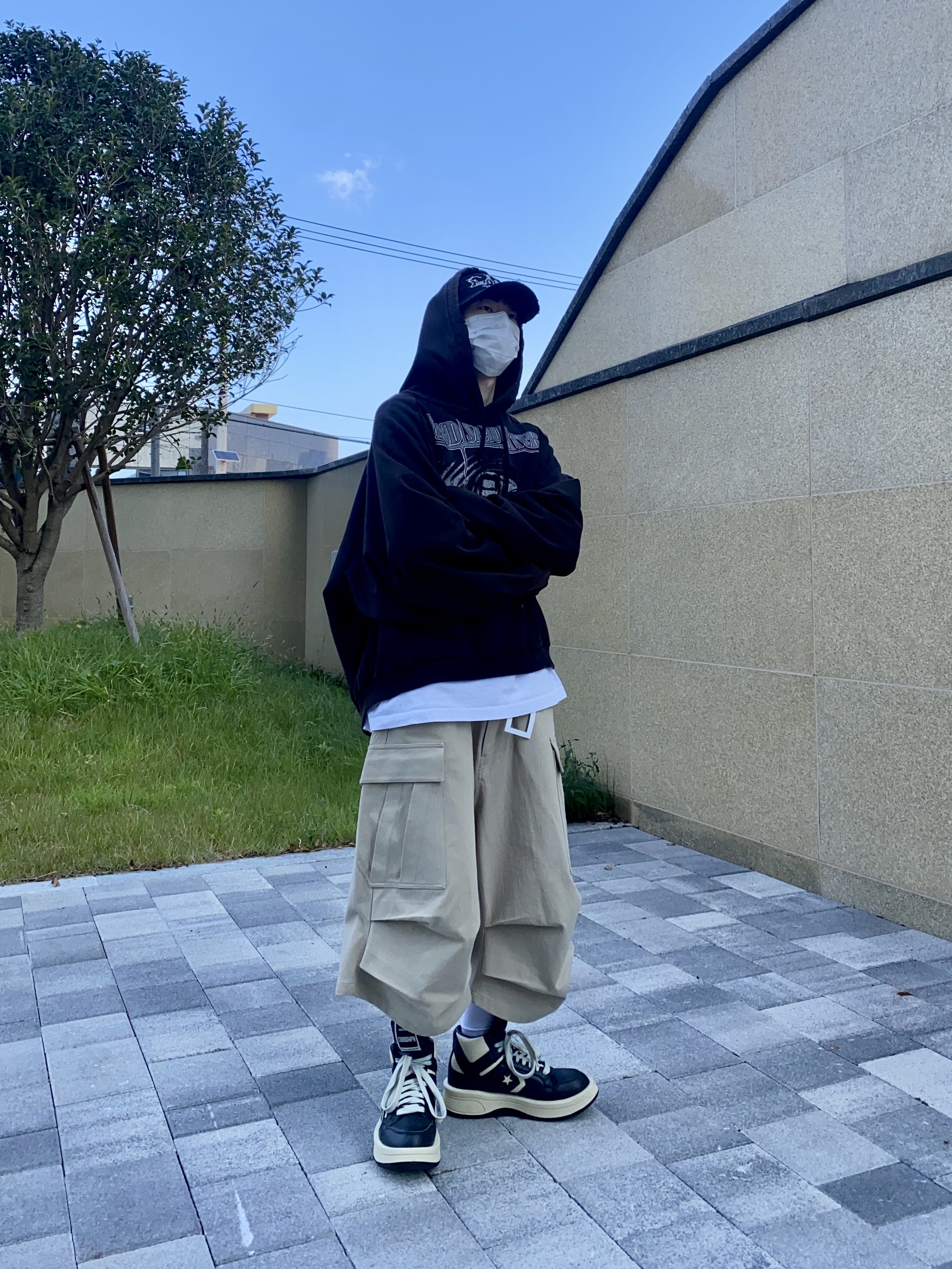 Converse x Drkshdw Turbowpn Black Cream, Nonnod Side Cargo Shorts Beige 착용 스타일 - 3