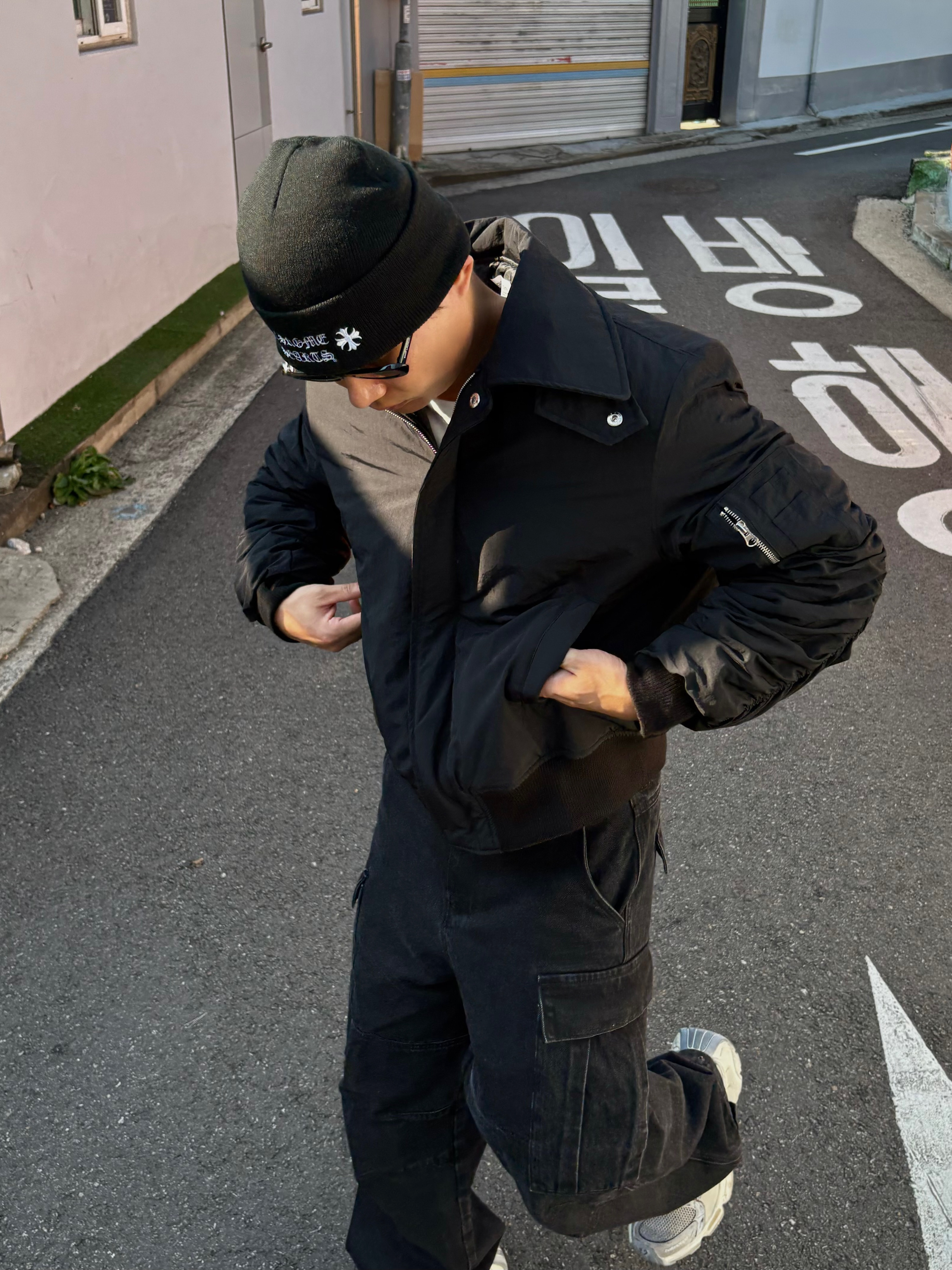 Chrome Hearts Logo Beanie Black, Balenciaga Stapler Sneaker Beige Grey 착용 스타일 - 1