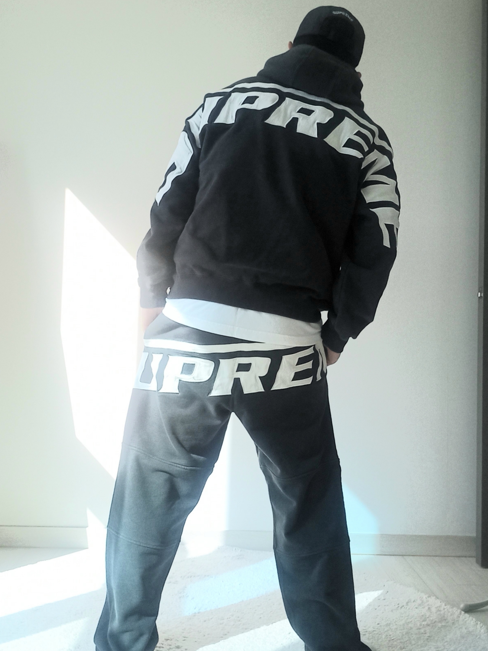 Supreme Wrapped Half Zip Hooded Sweatshirt Washed Black - 24SS, Supreme Wrapped Sweatpant Washed Black - 24SS 착용 스타일 - 1