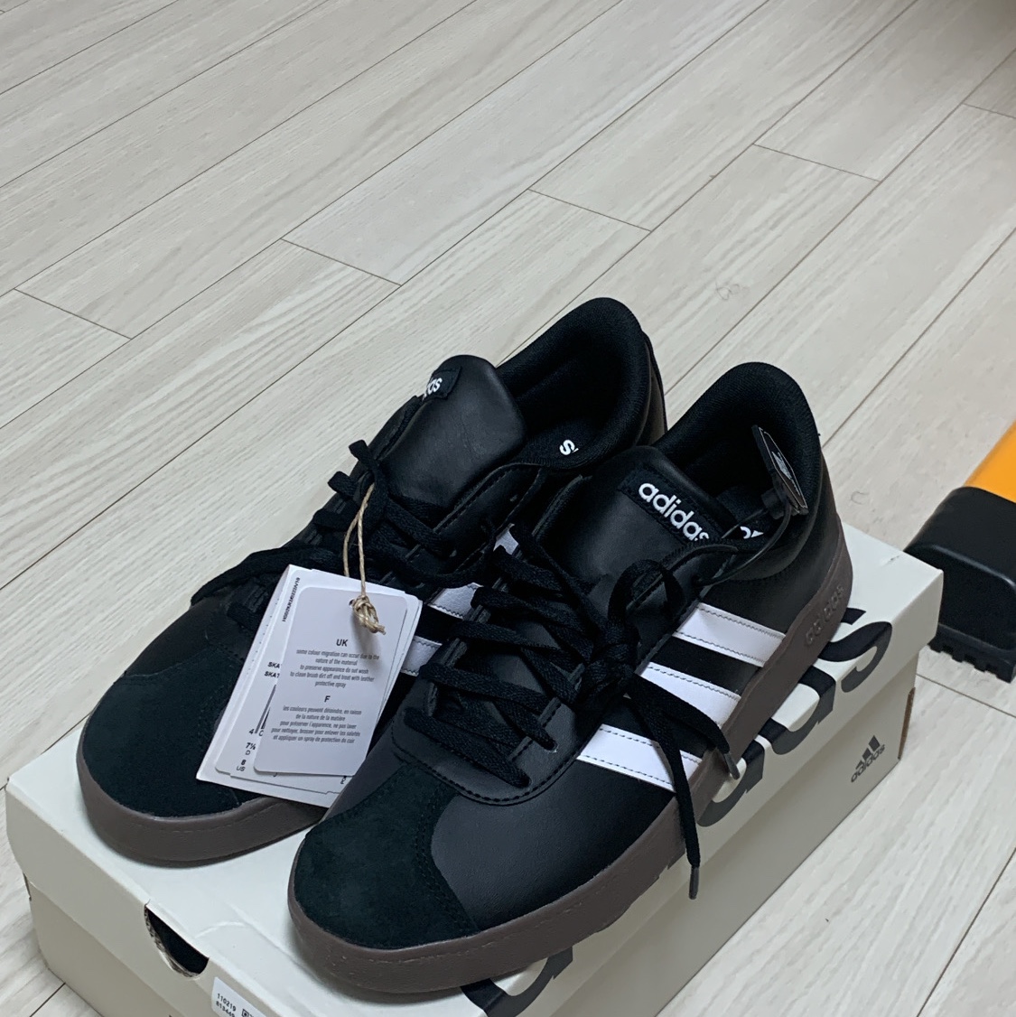 Adidas VL Court Base Core Black Cloud White 착용 스타일