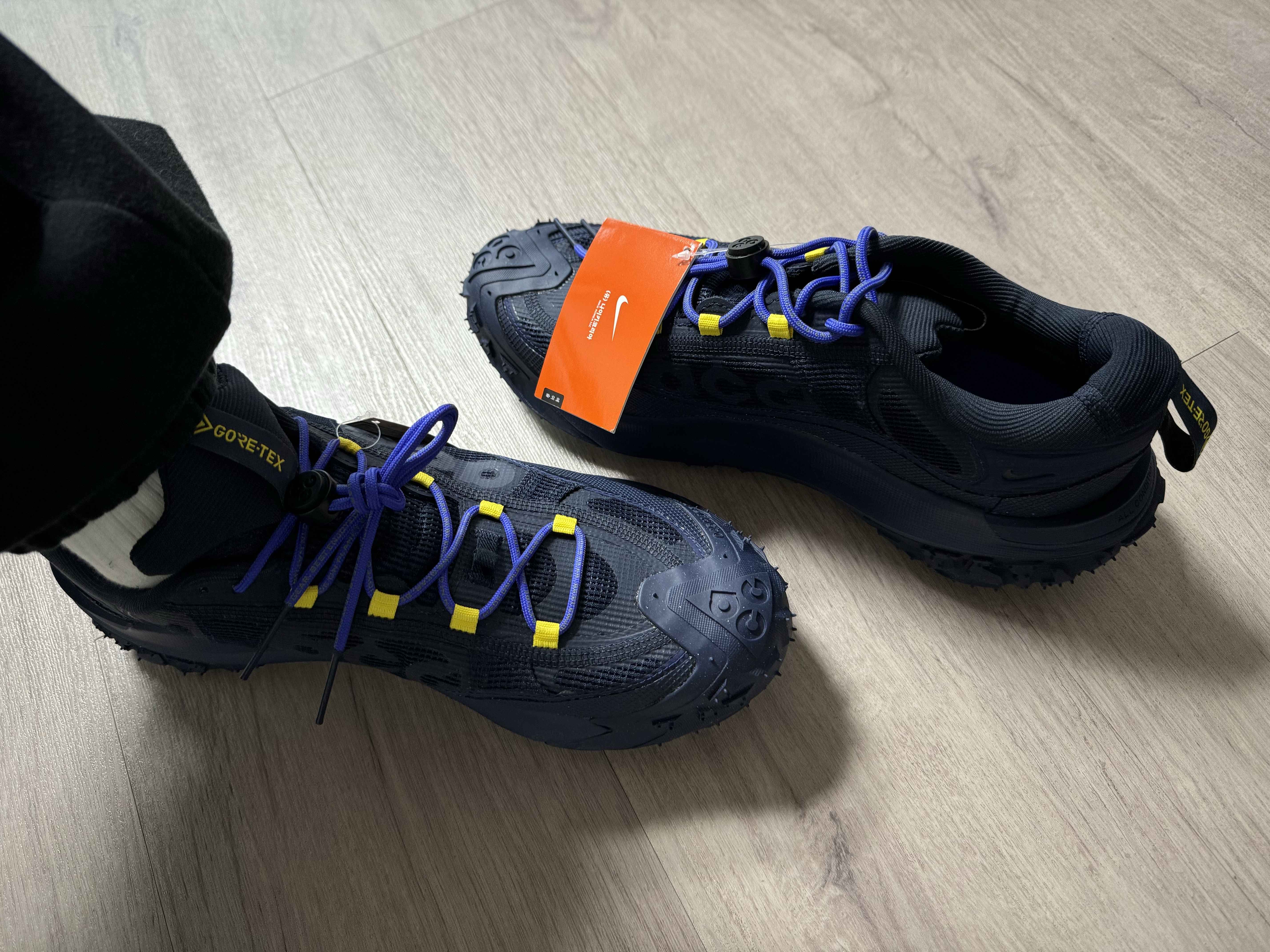 Nike ACG Mountain Fly 2 Low Gore-Tex Dark Obsidian Midnight Navy 착용 스타일 - 1