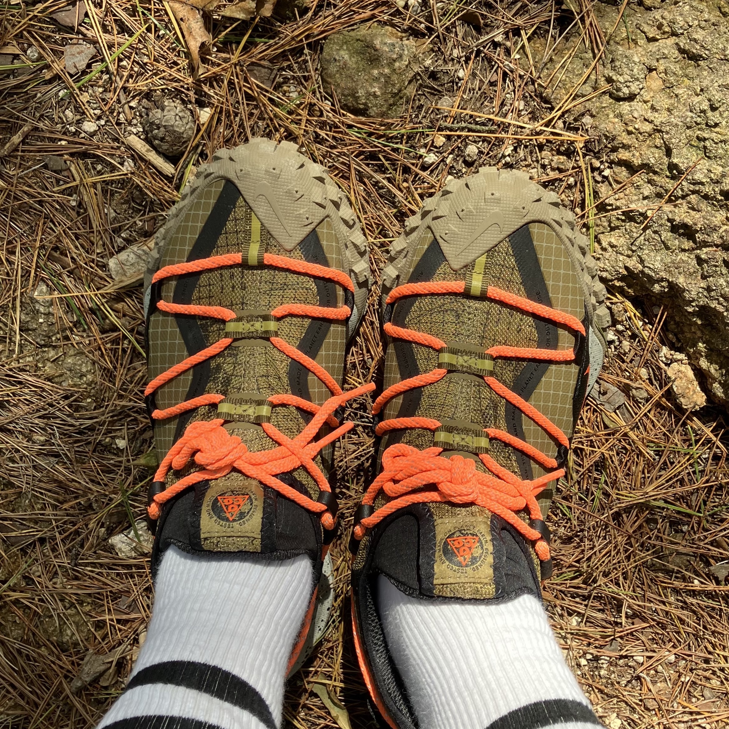 Nike ACG Mountain Fly Low Gore-Tex SE Hazel Rush 착용 스타일