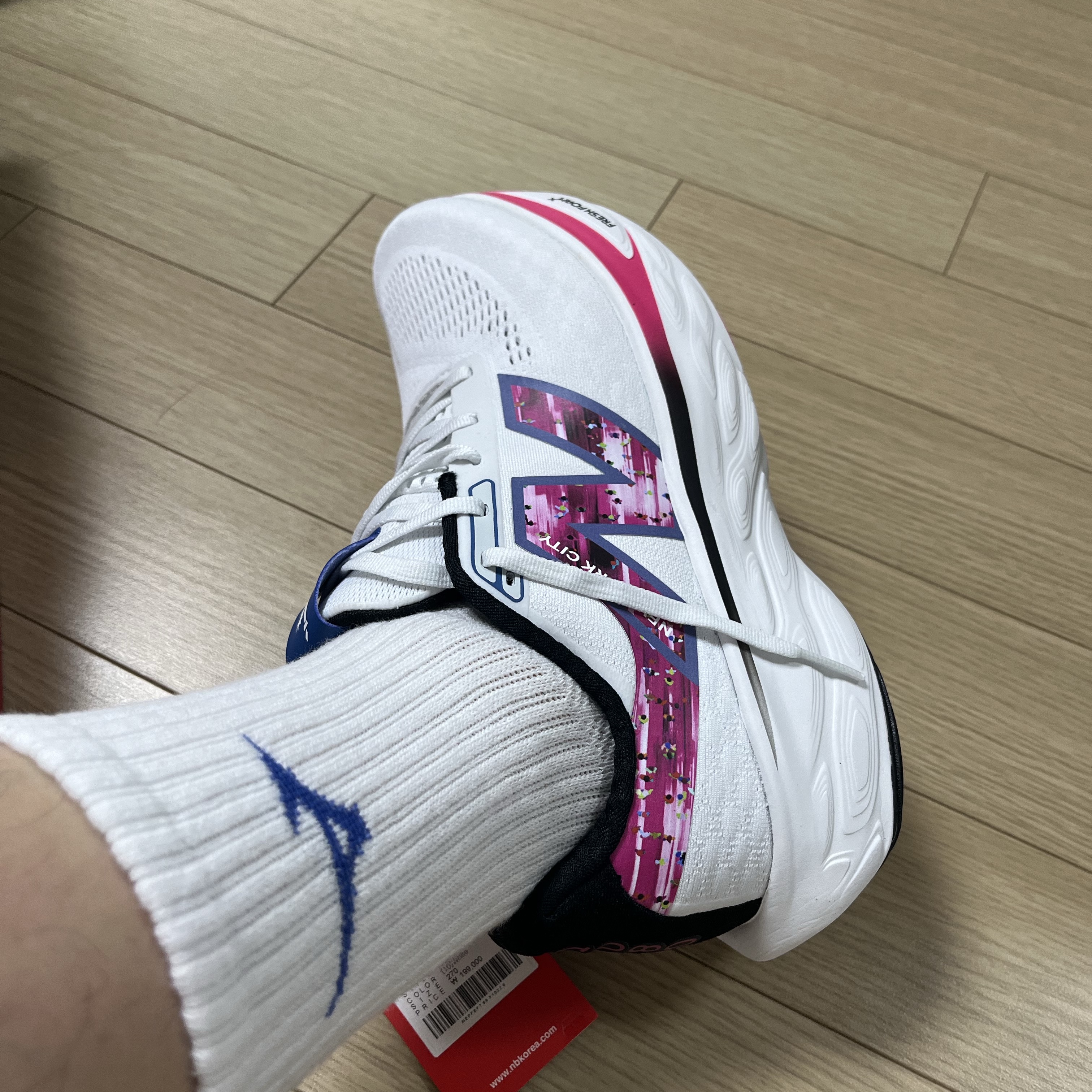 New Balance Fresh Foam X 1080v14 White Hi Pink - D Standard 착용 스타일