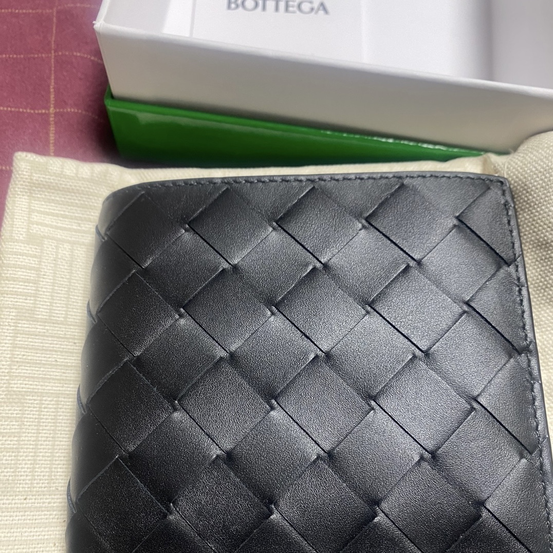 Bottega Veneta Bi-Fold Wallet Black 착용 스타일