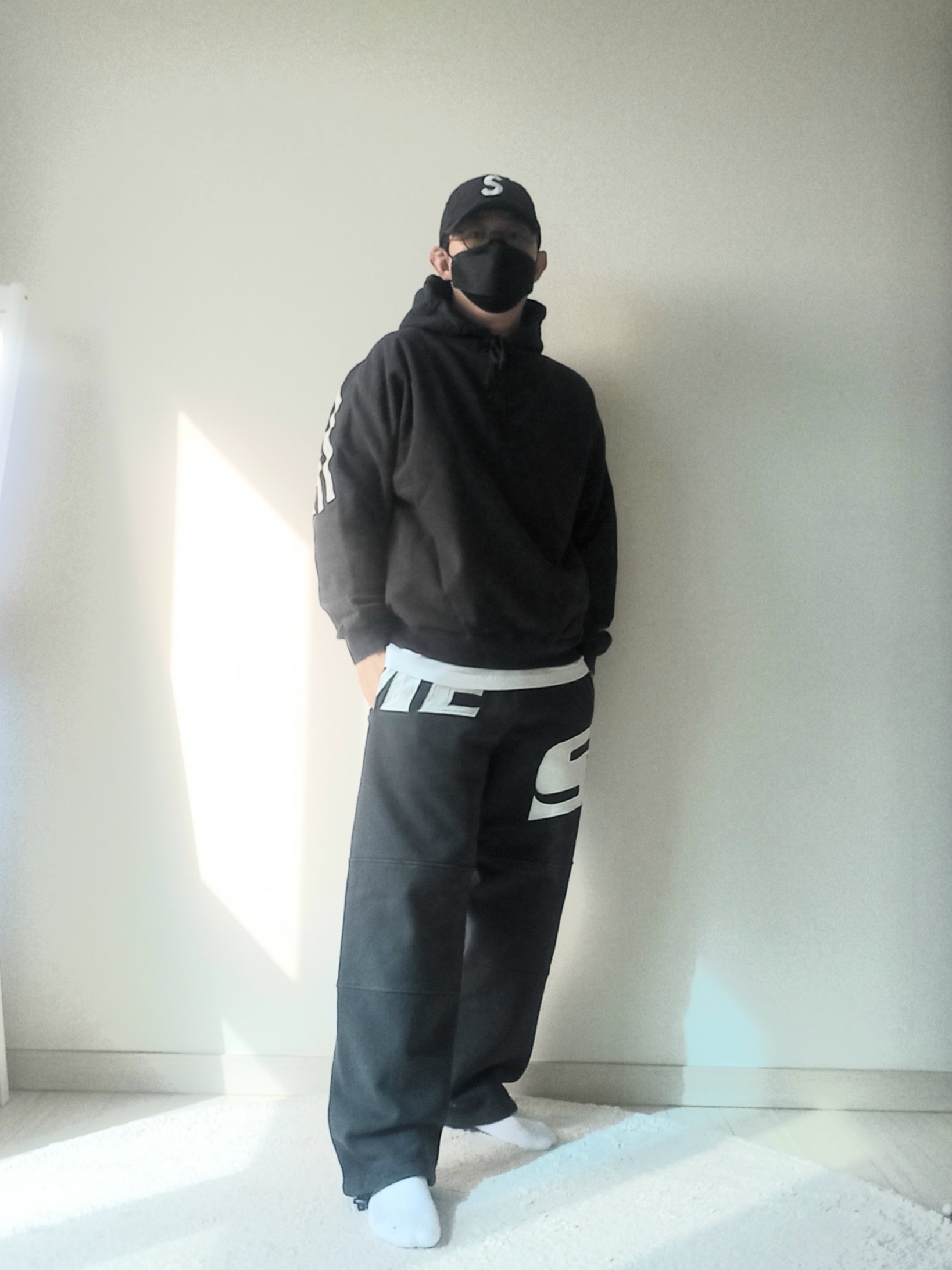 Supreme Wrapped Half Zip Hooded Sweatshirt Washed Black - 24SS, Supreme Cordura Ripstop S Logo 6-Panel Black - 23SS 착용 스타일 - 1