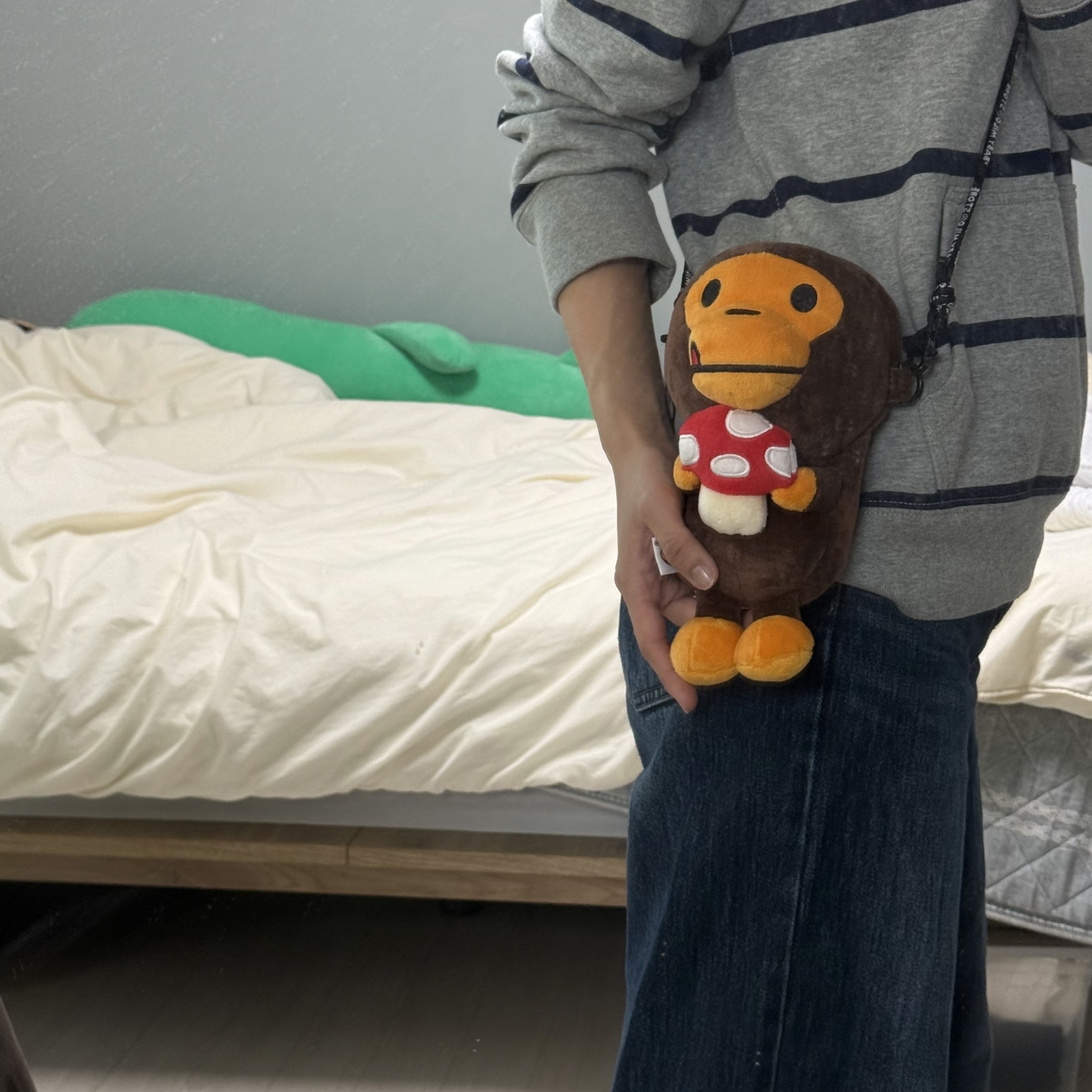 BAPE Baby Milo Plush Mobile Bag Brown 착용 스타일 - 2