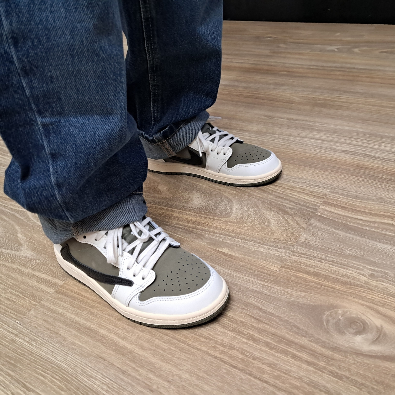 (PS) Jordan 1 x Travis Scott Retro Low OG SP Reverse Olive 착용 스타일 - 3