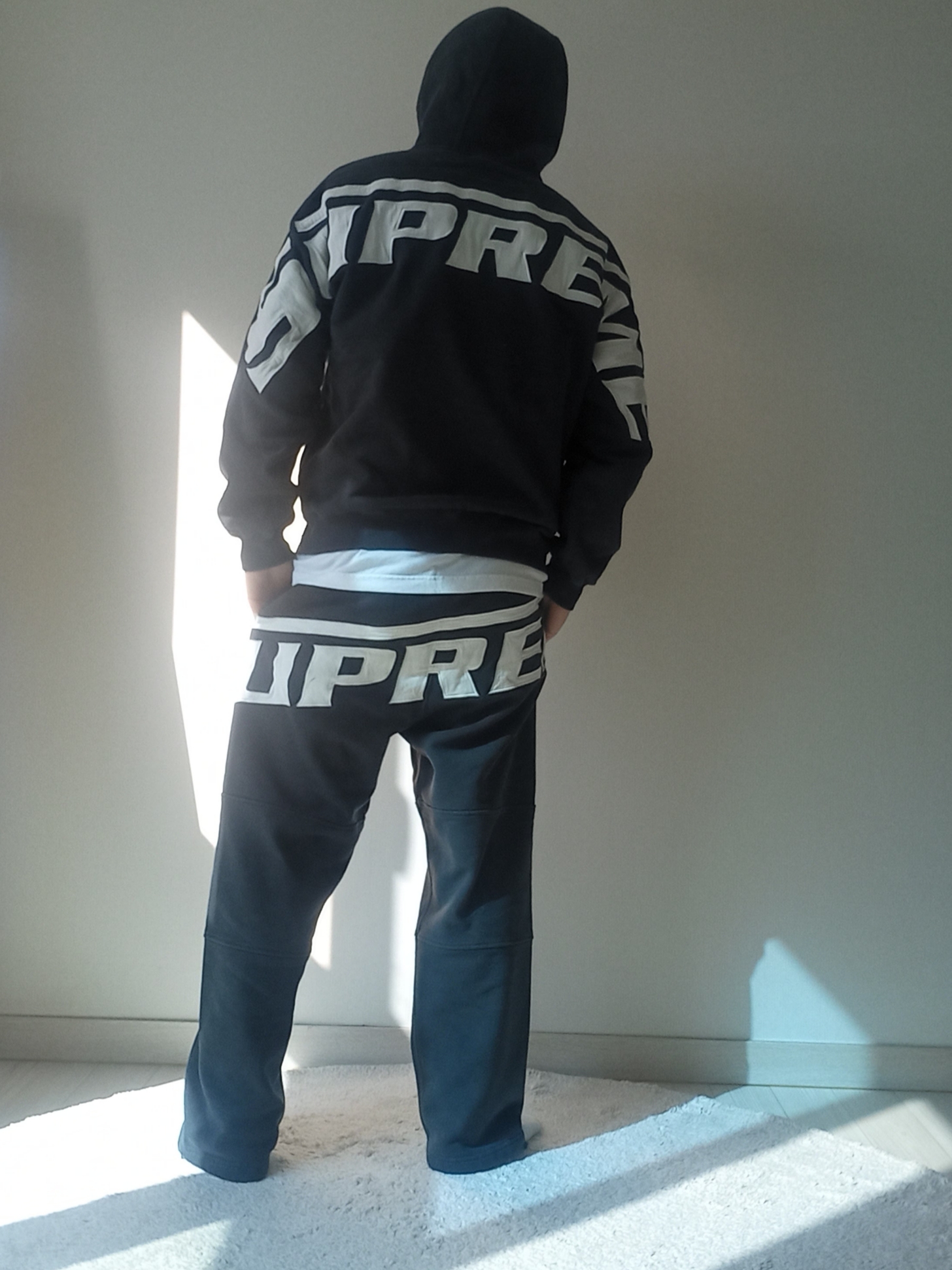 Supreme Wrapped Half Zip Hooded Sweatshirt Washed Black - 24SS, Supreme Wrapped Sweatpant Washed Black - 24SS 착용 스타일 - 3