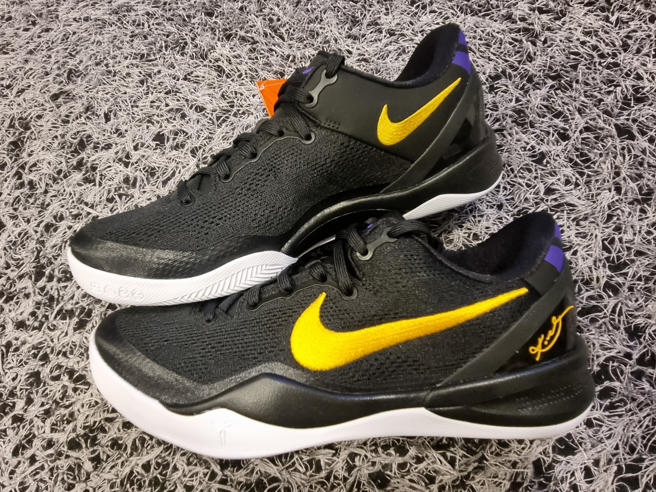 Nike Kobe 8 Protro Black and University Gold 착용 스타일 - 3