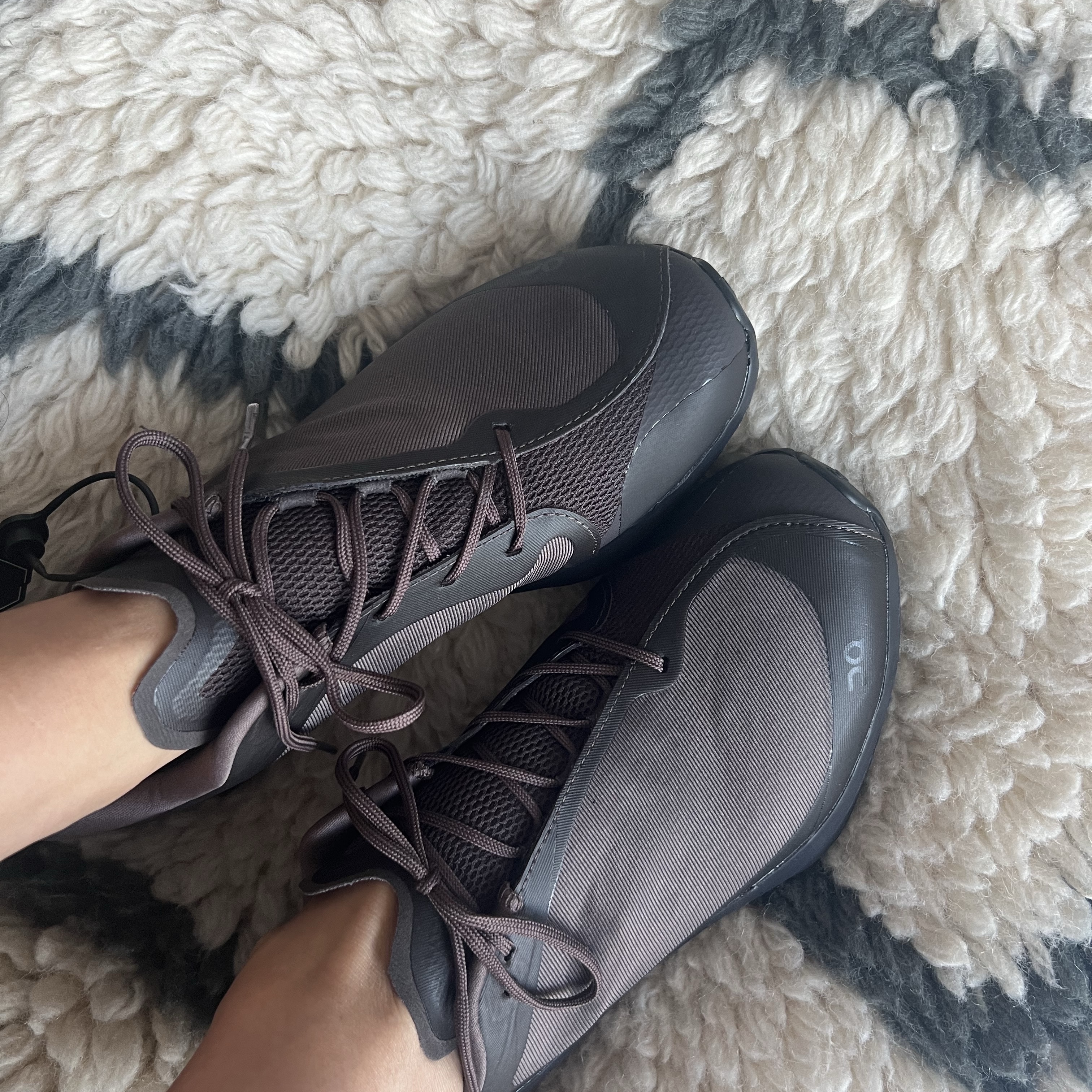 (W) On Running x Post Archive Faction (Paf) Cloudventure Peak Cacao Espresso 착용 스타일